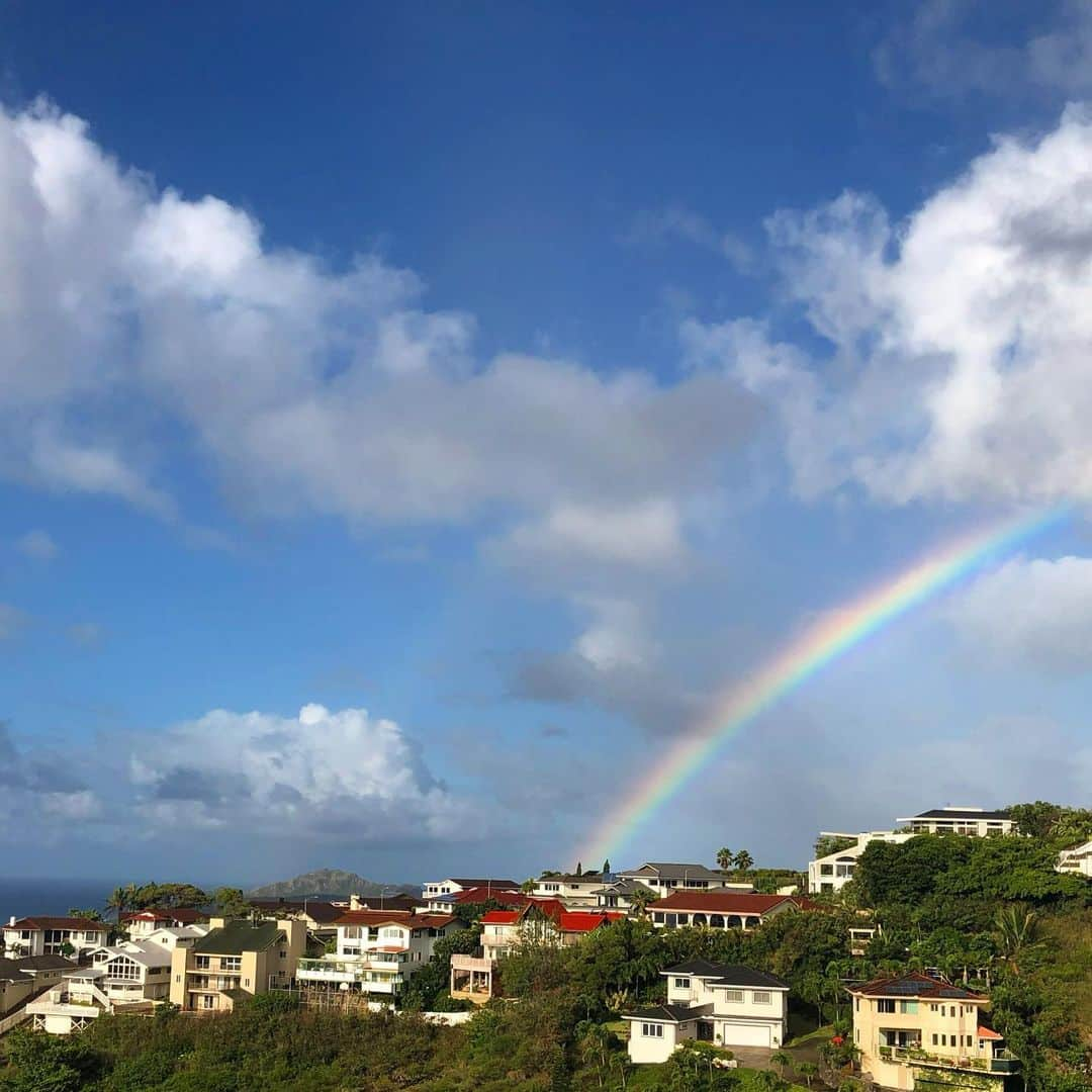 マキ・コニクソンさんのインスタグラム写真 - (マキ・コニクソンInstagram)「ダボーレインボー！🌈🌈 やっぱりハワイ最高！🤙🏼 雪国は16:00ぐらいから薄暗くなって夜が長いの！だからこの南国の明るさに改めて感謝！ハワイの人が明るいのが分かる！😊 #ハワイのおすそ分け🤙🏼 #ハワイ最高！🌺」12月19日 10時47分 - makikonikson