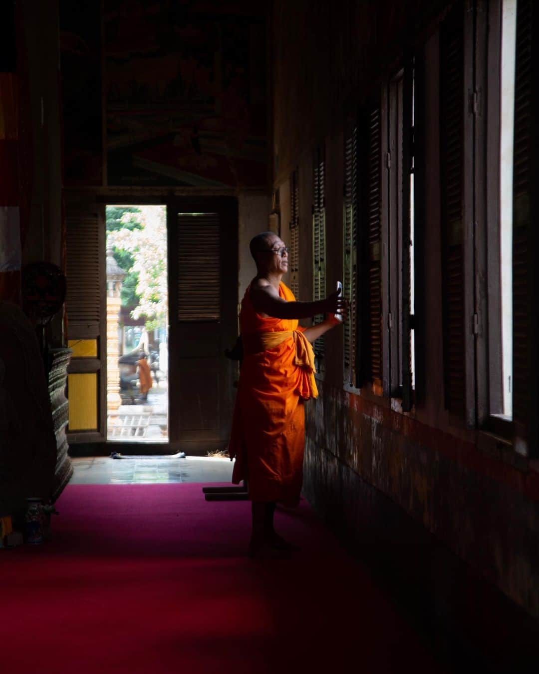 Shunsuke Miyatakeのインスタグラム：「Lights shed on a monk closing windows.」