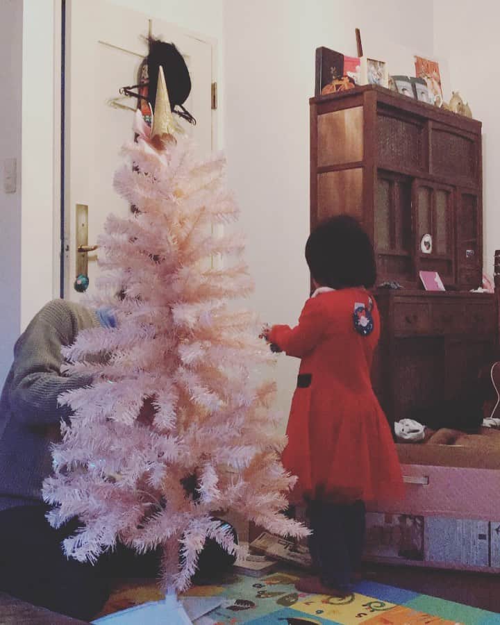 有坂美香のインスタグラム：「My girl decorating the Christmas tree for the first time.. It's my first time having a Christmas tree of our own🎄  #ツルピカタマゴちゃん  #初めてのクリスマスツリー🎄デコレーション⭐️ 飾って完成したら、クリスマス楽しかったね！さあ片付けようかって言ったけど😂」