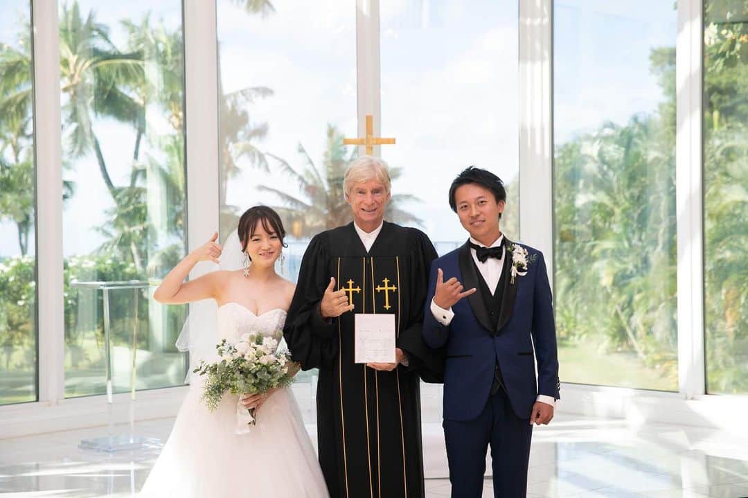 H.I.S. ウェディング（エイチ・アイ・エス）さんのインスタグラム写真 - (H.I.S. ウェディング（エイチ・アイ・エス）Instagram)「* * #ハワイ #パラダイスガーデンクリスタルチャペル * ホテルでお着替えしてリムジンでチャペルへ✨40分〜50分くらいの道のりは、お二人の思い出やこれからの未来について改めて話せるステキな時間😌📯 * * 📍Wedding at パラダイスガーデンクリスタルチャペル 📍Time 10:00 * * 🉐初夢フェア開催中🉐 今ならお得に海外挙式が予約できちゃう♪ 2020年の挙式は年内の予約がおすすめです📣 * * 🤷‍♀️海外挙式ってどんな感じ🙄？予算は？ 準備期間は？まずどうしたらいいの？🤦‍♀️ など、疑問や質問があれば気軽にコメントしてね😉❣️ * * #hisウェディング #ハワイウェディング  #海外挙式 #海外ウェディング #結婚式準備 #プレプレ花嫁 #幸せバトン #日本中のプレ花嫁さんと繋がりたい #ゼクシィ2019  #タビ嫁 #tabijyo_wedding #2019冬婚 #2020春婚 #プロポーズ #理想の結婚式  #his卒花 #海外挙式準備 #サマーウェディング #撮影ポーズ #ハワイ好きな人とつながりたい #海外花嫁 #式場探し中 #海外ウェディングフォト #リゾートウェディング #結婚式は旅だ #リゾ婚  #パラダイスガーデンクリスタルチャペルhis」12月19日 10時50分 - his_wedding
