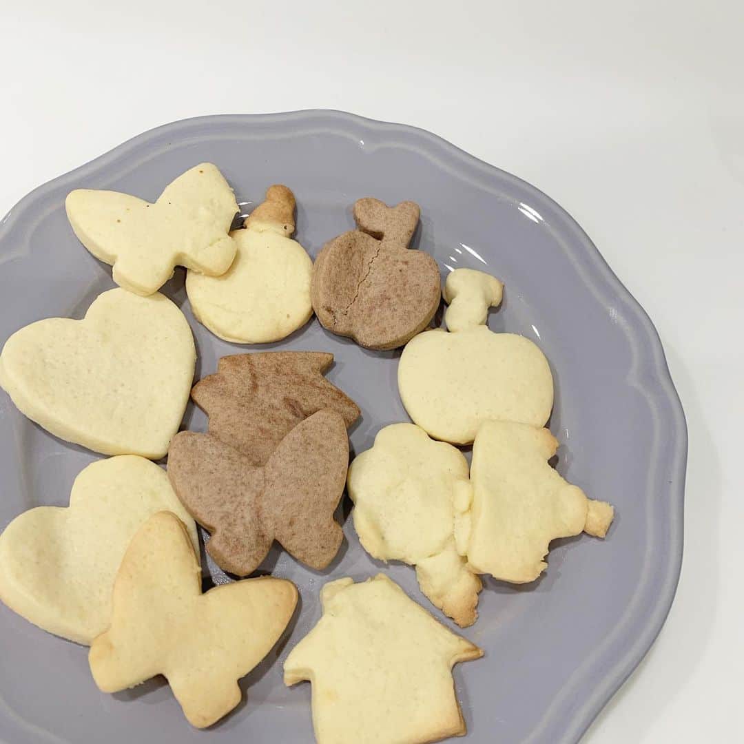 原田あかねさんのインスタグラム写真 - (原田あかねInstagram)「✩*॰ 娘と焼いたクッキー🍪💓 . 簡単にできるし娘も楽しそうで なにより〜😆✨✨ . さて次は何を作ろうかな〜？🎄 . #親子クッキング#親子#手作りおやつ#クッキー#cooking #cookies #3歳女の子#3歳5ヶ月」12月19日 10時52分 - akane.hrd