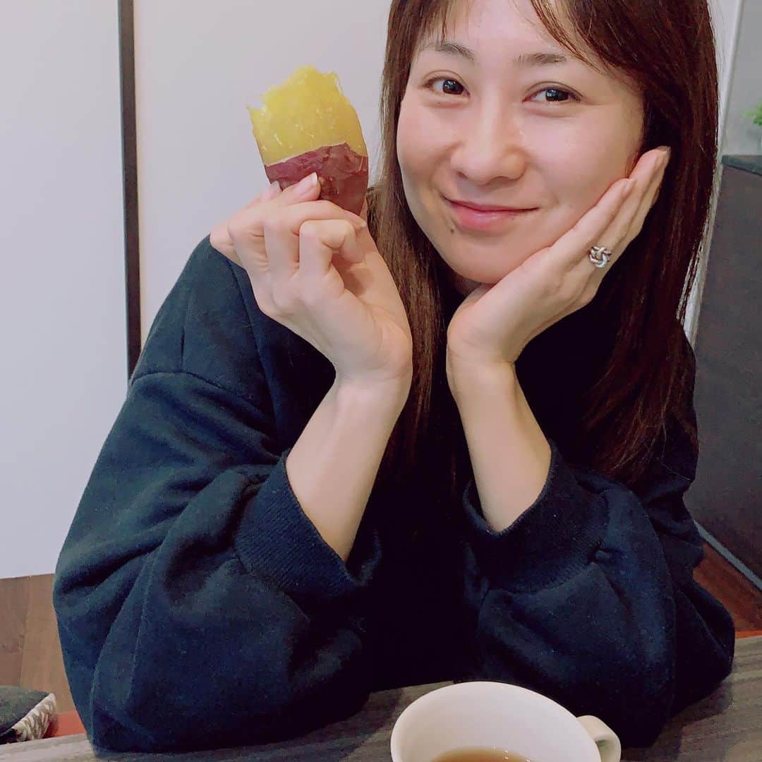 糸数美樹のインスタグラム：「🍠 #朝から芋 #石焼き芋 #いきなり美江子が走って出て行くもんだからさなにごとってなるでしょ #石焼き芋のうたに反応していたようでした #あまうまい #それにしても #むくんじょん #目から顔からパンパン #昨日の忘年会の焼肉のせいと思いたい #みきとにー」