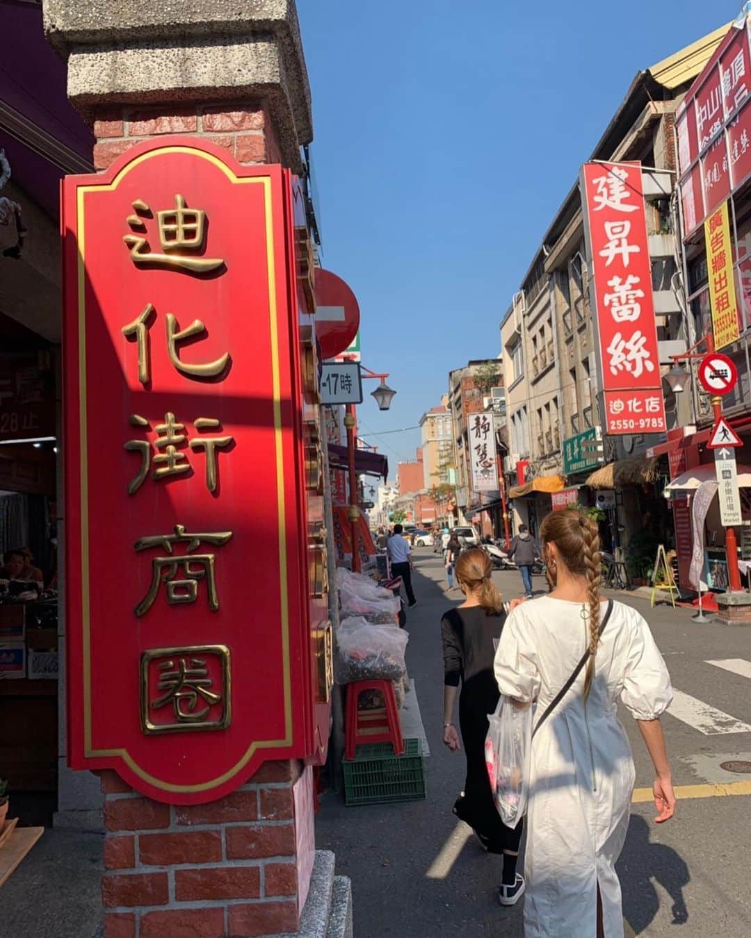 田母神智子さんのインスタグラム写真 - (田母神智子Instagram)「台湾にいる間はね、とにかくずっと歩いてたんだ👣 移動はなるべくタクシー使わなかった。 食べてばっかだったからせめて歩こうってなって😅 Google マップとかなかった時って旅行の時どうしてたんだろって思った😰ホント便利な世の中になったよな。iPhone手放せないけど😅  #台湾旅行 #女旅 #台北グルメ #travel #タピ活」12月19日 10時57分 - tomokotamogami