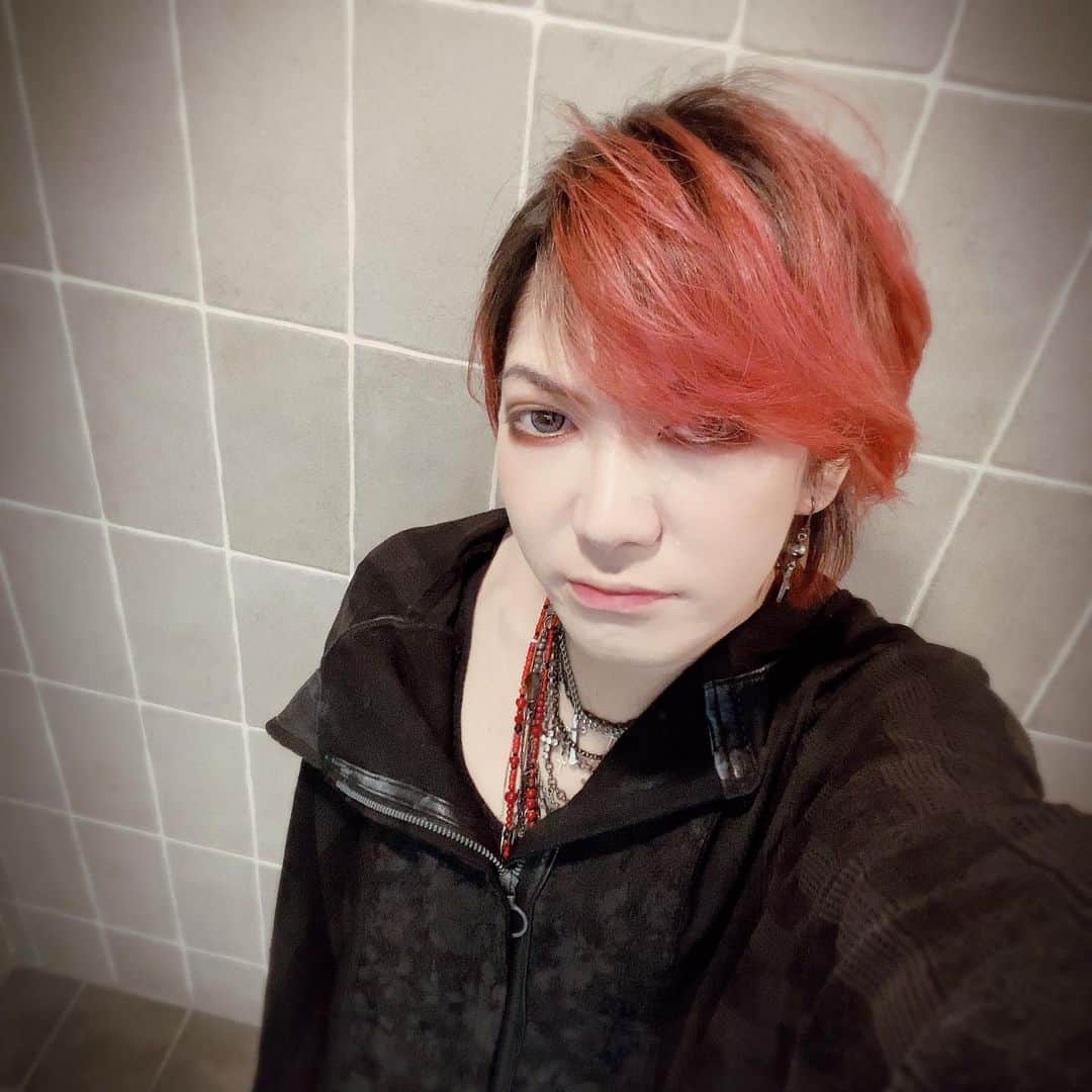 鋲のインスタグラム：「流れ始めた音はいつか鳴り止んでしまう﻿ KHRYST＋のその日は20191218でした﻿ ﻿ 時にへろへろになりながら駆け抜けたKHRYST＋ BYOとしての時間と愛しい記憶を背にお散歩行ってきます﻿ ありがとうKHRYST＋﻿ ﻿ 俺は歌い続けたい」