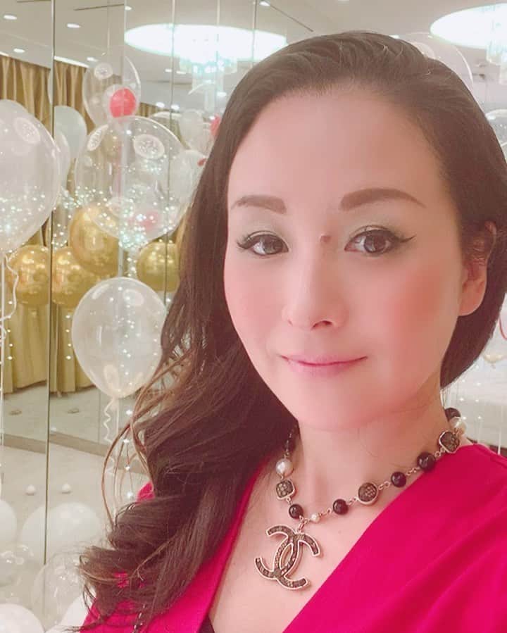 平山美香のインスタグラム：「@mmm_bustupsalon 梅田グランドサロン移転リニューアルイベントのお手伝いをさせて頂きました✨装飾・ケータリングの手配、キャスティング、招待状など、全体のコーディネートを任せて頂き、女性心くすぐるオモテナシで皆様に喜んで頂き、私も楽しくお仕事が出来ました✨ @mmm_bustupsalon  @amasora.ashiya  @balloonballoon81  @selfishcake」