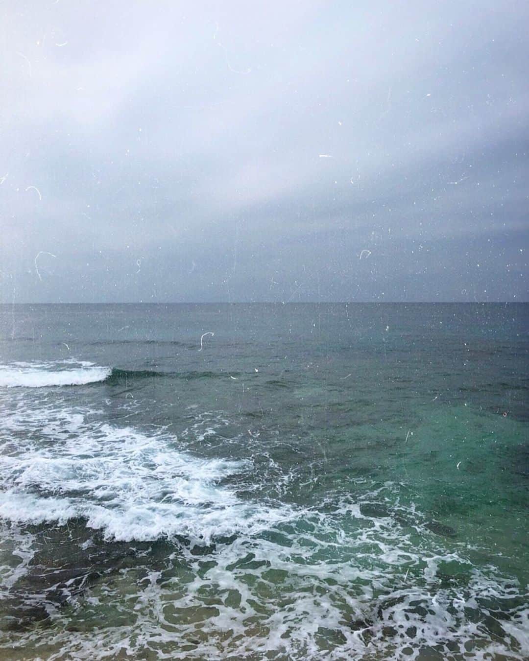 MiChiのインスタグラム：「荒れててあろうが、落ち着いててあろうが海はいつでも美しく、いつでもパワフル。 人間と一緒だね♡  Calm or rough, the ocean is always beautiful, always powerful and magical beyond belief.  Just like us humans ☺︎ • • #nature#ocean#sea#okinawa#sunset#waves#japan」