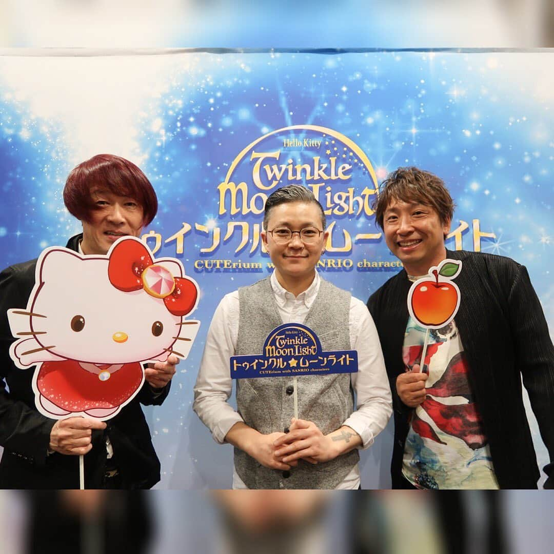 イツカノオトさんのインスタグラム写真 - (イツカノオトInstagram)「昨日は素晴らしい１日となりました。 キティちゃんともご一緒して、 #ハローキティトゥインクルムーンライト　特別上映無事終了致しました。 これから様々な場所で上映が始まるようですので、お近くのプラネタリウムで上映の際は是非！ 素敵なキュートなお話ですよっ！ @susumu_nishikawa_5 @kab_kairakudo @hds164 #イツカノオト　#西川進　#KAB. #コバヤシヒロシ　#ハローキティ　#サンリオ　#プラネタリウム　#コスモプラネタリウム渋谷　#シェアワセ　#ツインボーカル  #ボーカル　#シンガー　#シンガーソングライター　#ギタリスト　#ギター　#特別上映　#sanrio #hellokitty #kitty #singer #singersongwriter #guitarist #guitar #happy #smile #love #loveu #sherethelove #顔ハメ」12月19日 11時29分 - itsukanooto