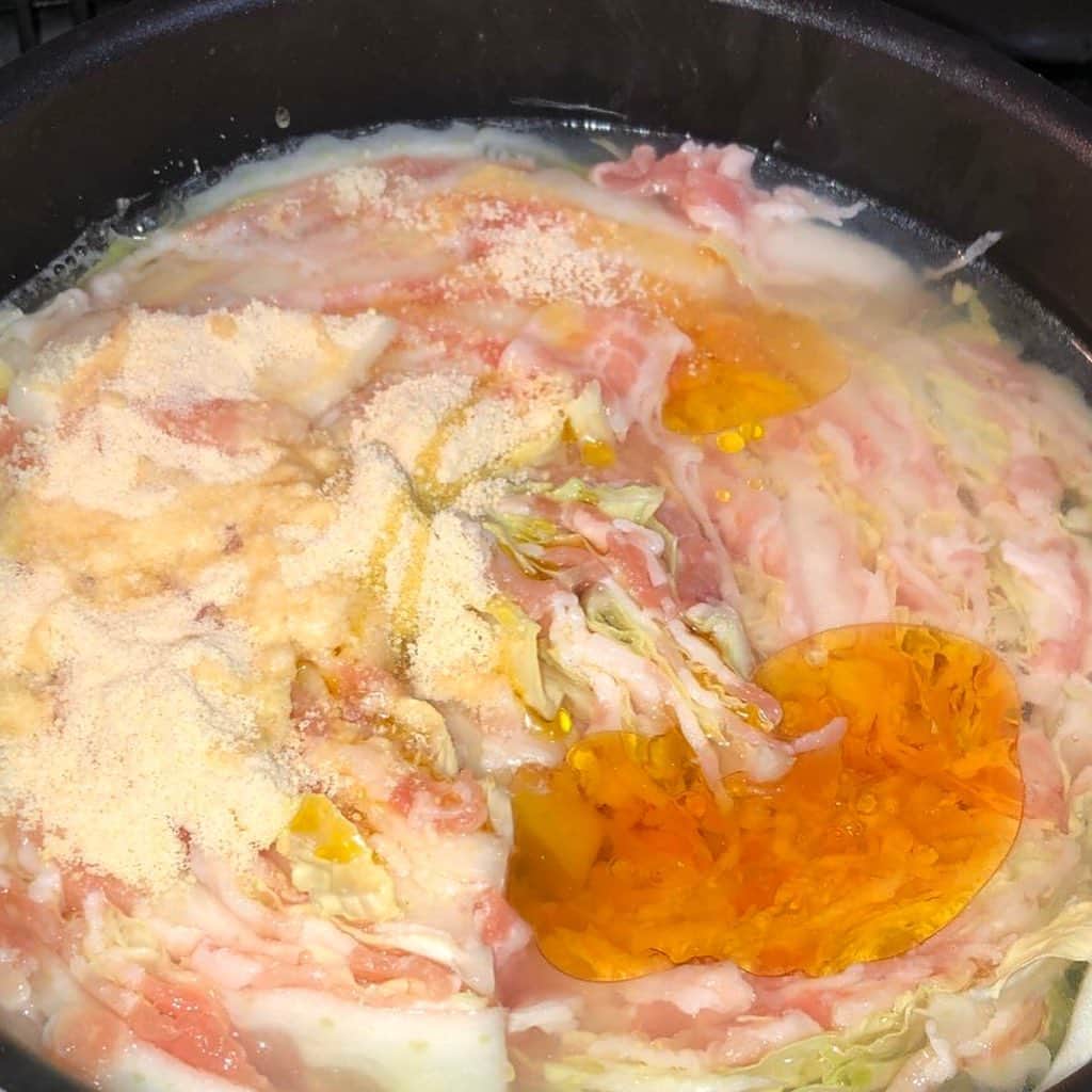 ぽむぽむユウリさんのインスタグラム写真 - (ぽむぽむユウリInstagram)「この前初めて作った豚肉と白菜の#ミルフィーユ鍋 🥺！ 最近#簡単料理 をインスタで学んでるの☺️❣️(笑)保存してまとめてある！ : 作り方は色々あると思うけど、料理酒、ごま油、(オリーブオイルにハマっていて何にでもかけるくらい全てに入れているので私はオリーブオイルもちょっとだけ入れた)(#もこみちか)鶏がらスープの素、水を入れて白菜がトロトロになるまで待つだけのやり方で作ったよ🎅💯 火強めにすると浮いてきてバラバラになっちゃうのでゆっくり煮込むのがいいかも！ 面倒だし鍋の素使おうかなーって途中までは思ってたけど、ちゃんと調味料から作って大正解だった😢❤︎ 本当にびっくりするくらい美味しかったので作ったことない人にはオススメしたい！想像の味より100倍美味しいと思う！❤︎ 30分くらいで出来ちゃったし作ってみて〜！ 私はポン酢で食べたけどゴマだれとか何にでも合うみたい！ : ただ、彩りは茶色一色になってしまうから、誰かに作ってあげるときは人参とか入れてあげるといいかなって思った！ほうれん草とかも合いそう◎」12月19日 11時23分 - pomuri