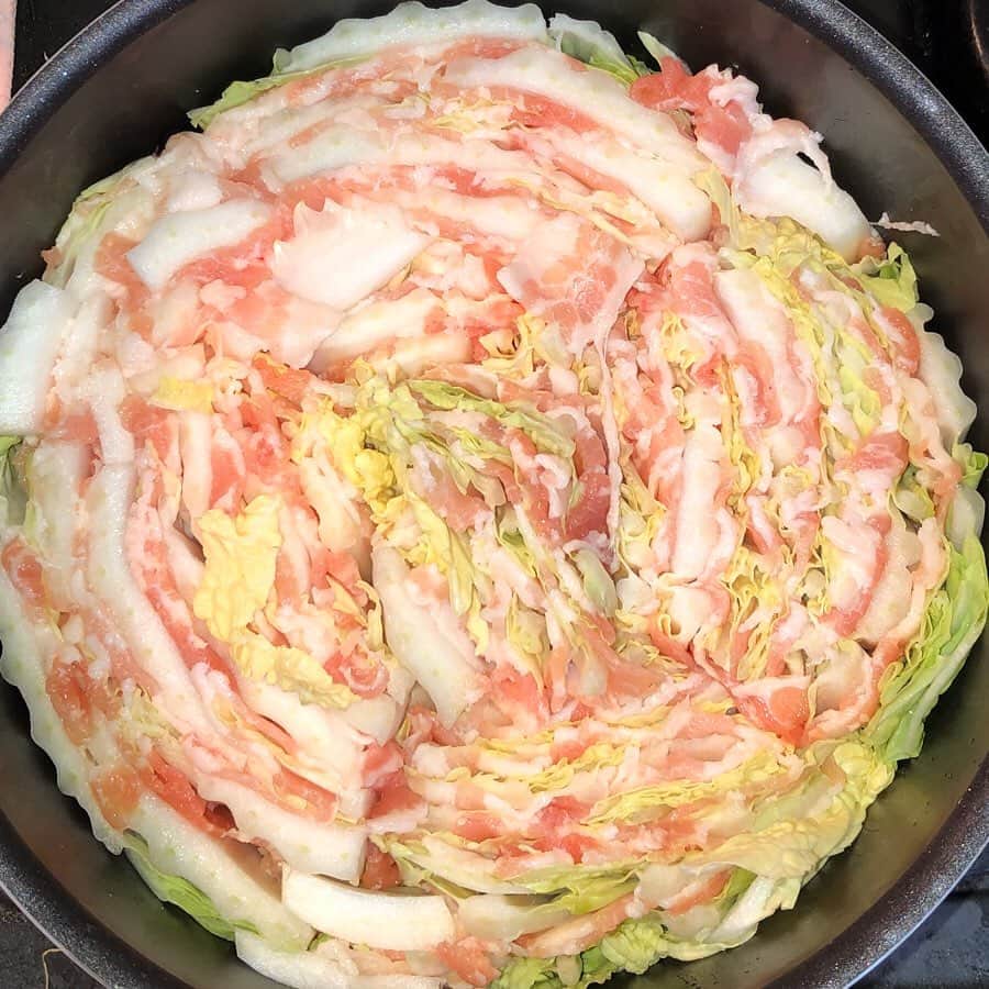 ぽむぽむユウリのインスタグラム：「この前初めて作った豚肉と白菜の#ミルフィーユ鍋 🥺！ 最近#簡単料理 をインスタで学んでるの☺️❣️(笑)保存してまとめてある！ : 作り方は色々あると思うけど、料理酒、ごま油、(オリーブオイルにハマっていて何にでもかけるくらい全てに入れているので私はオリーブオイルもちょっとだけ入れた)(#もこみちか)鶏がらスープの素、水を入れて白菜がトロトロになるまで待つだけのやり方で作ったよ🎅💯 火強めにすると浮いてきてバラバラになっちゃうのでゆっくり煮込むのがいいかも！ 面倒だし鍋の素使おうかなーって途中までは思ってたけど、ちゃんと調味料から作って大正解だった😢❤︎ 本当にびっくりするくらい美味しかったので作ったことない人にはオススメしたい！想像の味より100倍美味しいと思う！❤︎ 30分くらいで出来ちゃったし作ってみて〜！ 私はポン酢で食べたけどゴマだれとか何にでも合うみたい！ : ただ、彩りは茶色一色になってしまうから、誰かに作ってあげるときは人参とか入れてあげるといいかなって思った！ほうれん草とかも合いそう◎」