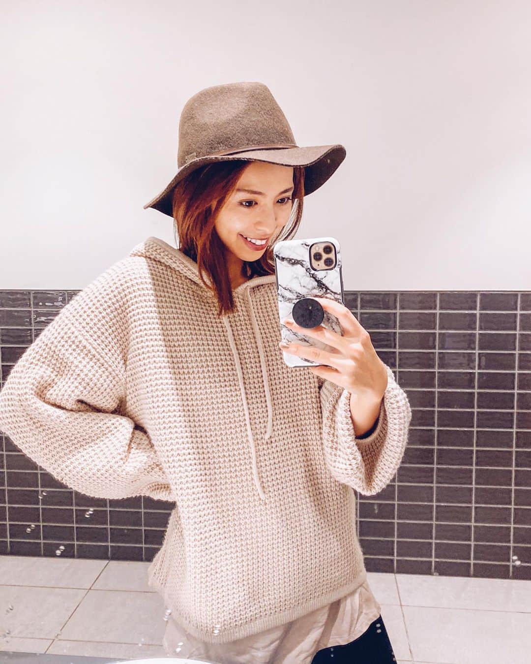 高橋菜摘のインスタグラム：「今年の冬は 娘を抱っこすることが多いから KnitよりParkerが多いなぁ。 . @beachstyle_manaaloha でgetした このワッフル生地のパーカーは 持ってる中でも抜群に形がいい！ レイヤードしてもしなくても 若干のポワンとしたが可愛い。 やっぱりベージュ最強♡ ________________ #ワッフル生地 #パーカー #ベージュ #パーカーコーデ #カジュアル #ママ #ママコーデ #湘南ママ #tsite #湘南」