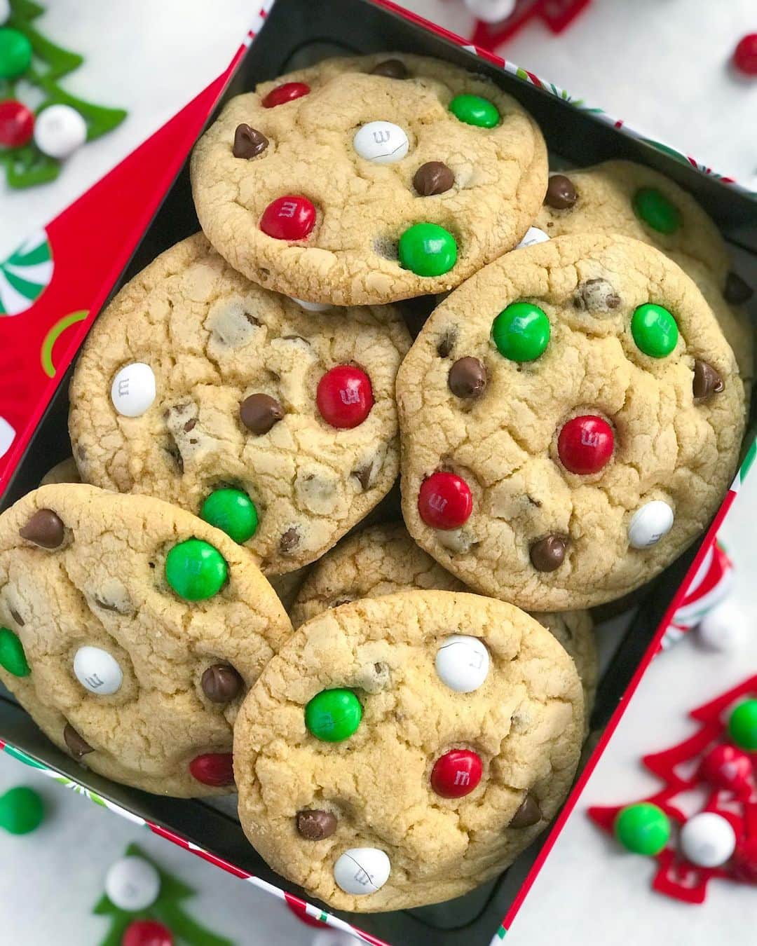 Easy Recipesさんのインスタグラム写真 - (Easy RecipesInstagram)「Santa’s M & M Chocolate Chip Cookies. Delicious! Grab the full recipe link from my bio.  https://www.cookinwithmima.com/santas-mm-cookies/」12月19日 11時37分 - cookinwithmima