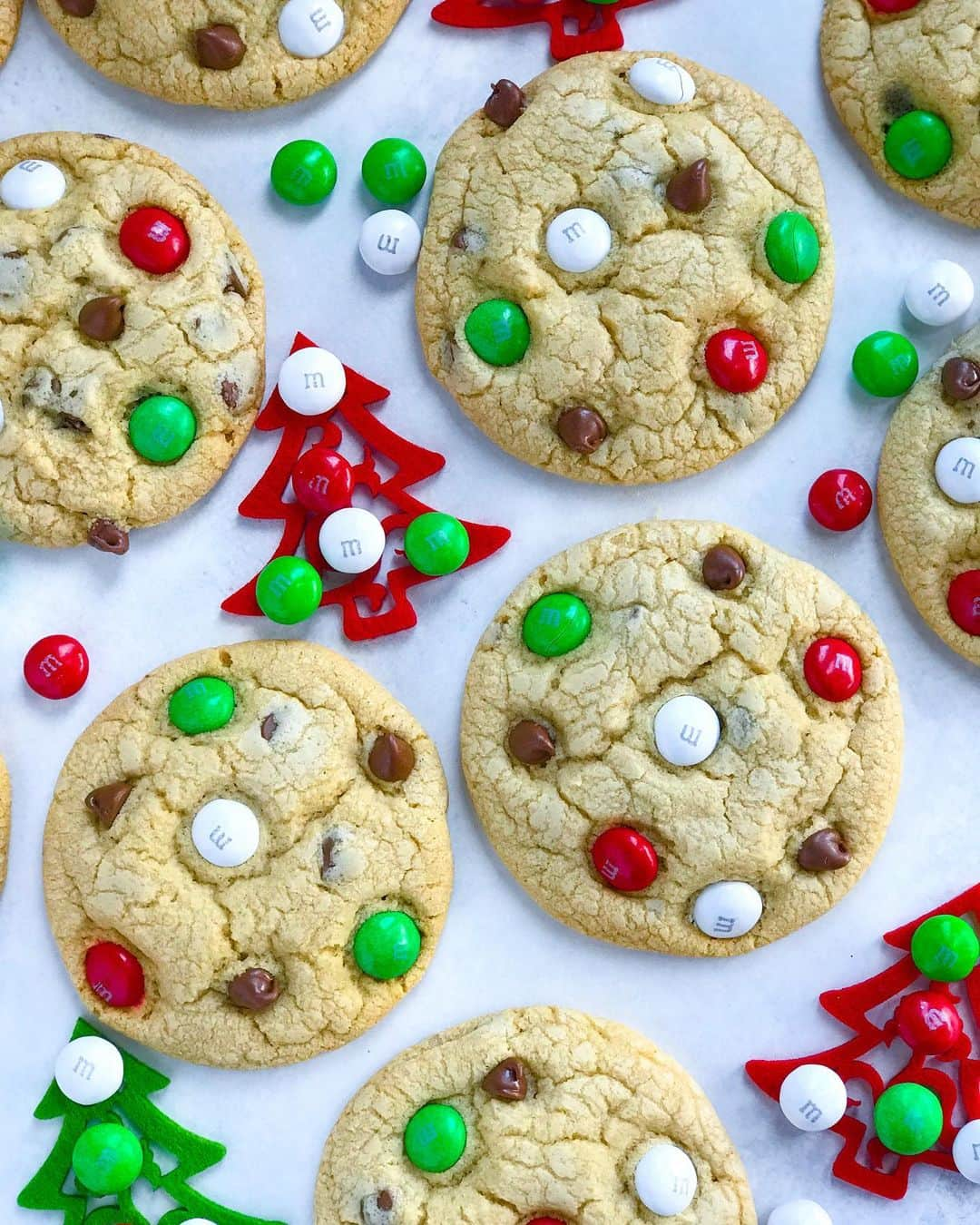 Easy Recipesさんのインスタグラム写真 - (Easy RecipesInstagram)「Santa’s M & M Chocolate Chip Cookies. Delicious! Grab the full recipe link from my bio.  https://www.cookinwithmima.com/santas-mm-cookies/」12月19日 11時37分 - cookinwithmima