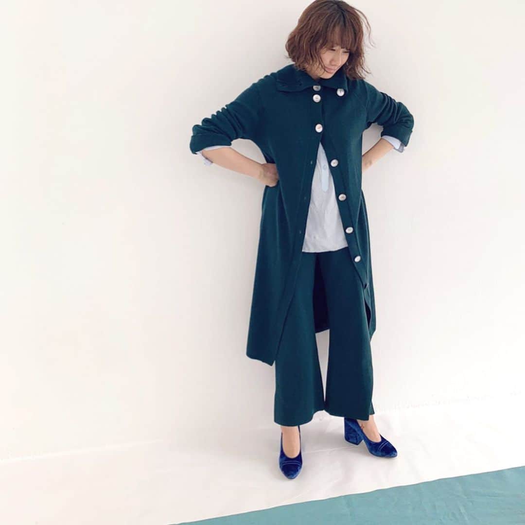 風間ゆみえのインスタグラム：「仁王立ち。笑 こんなポーズしてたかなぁ…  このセットアップ、別々でオーダーしたものだけど、他の色もあるのかな…🤫　ん、でも、グリーンが良いかな☺️ 着やすいと他の色も欲しくなる…✨ #yumie_k_style」