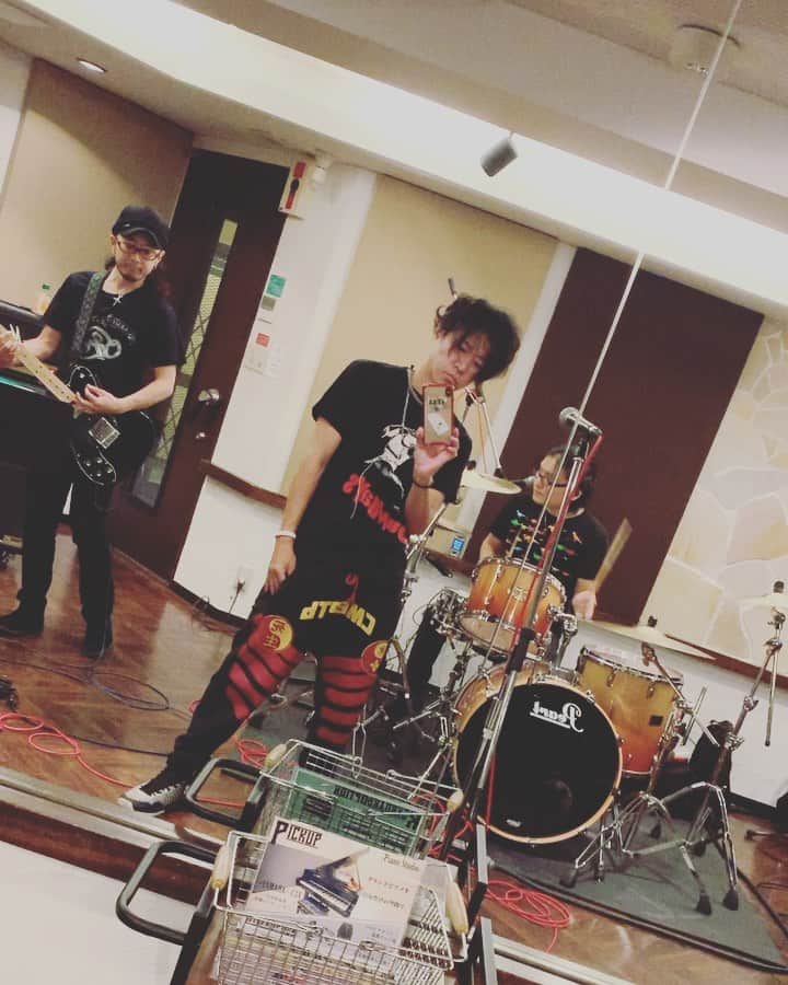 染谷俊のインスタグラム：「今日は10時からランナイトリハーサル。 朝から、爆、おん！ 『come back hero』のバンドバージョンとか、 燃えるう  #染谷俊 #come back hero」