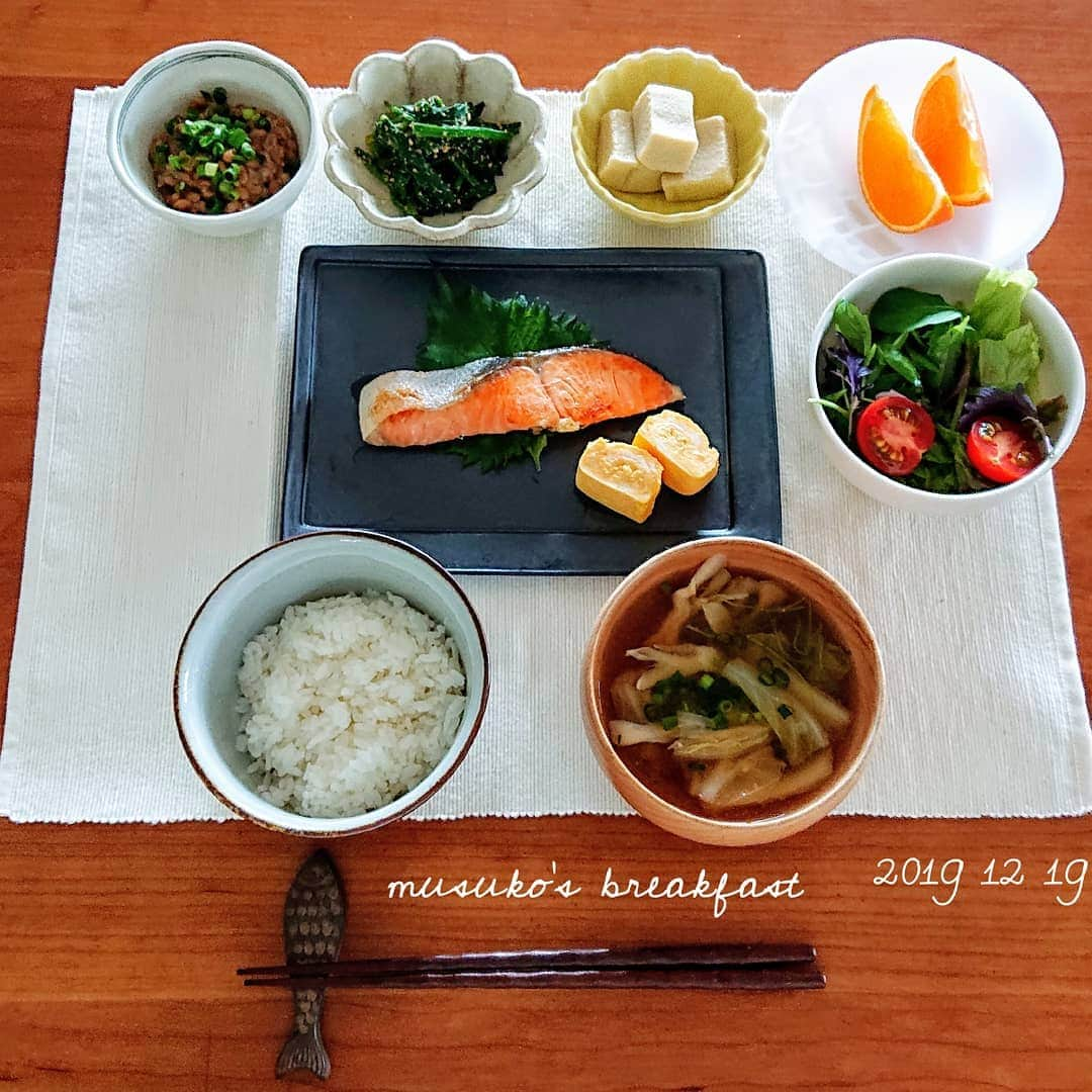 藤森夕子さんのインスタグラム写真 - (藤森夕子Instagram)「今朝の息子の朝ごはん。焼き鮭定食です(^^) 朝と言ってもブランチtimeかな(^^; ゆっくりだから、あれしてこれしてって出来るけど…普段はできないー💦 できたとしてもこんなに食べている時間も無い～💦慌ただしい朝。 12月入ってから朝食は、力うどん↔力蕎麦にフルーツという感じで駅の立ち食いそば屋状態だったからな（笑） でも、このおかずはいつものお弁当と変わらないんだけどね(^^; 小皿に盛られてると見た目違うからスペシャル感があるみたいw さぁ、今日も一日頑張ろう！しっかり食べて充電完了！行ってらっしゃい～♡#あさごはん #朝食#朝ごはん #朝定食 #焼き鮭定食 #お弁当記録 #息子弁当記録 #息子朝ごはん #竹口要  さん#箸置き #dc弁当 #中学生弁当 #中学男子 #和食#献立 #和朝食 #和定食 #kitchengram#お味噌汁は白菜舞茸豆苗あさつき」12月19日 11時43分 - yukofujimori2525