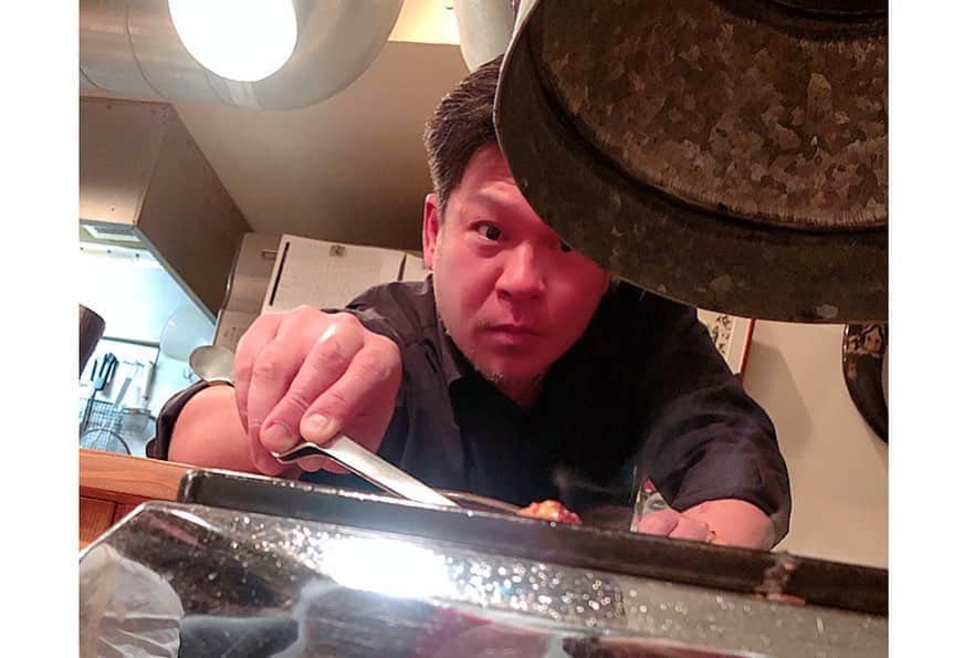 百合華さんのインスタグラム写真 - (百合華Instagram)「大阪のミナミにある焼肉屋さん『焼肉みやした』でディナータイム💕﻿ ﻿ 焼き係をしてくれたお友達が火入れの魔術師なので、焼き上がったお肉のフォルムがとっても美しくて感動しちゃいました✨﻿ ﻿ 上質なお肉を１枚ずつ愛情を込めて丁寧に焼いていただき幸せ過ぎます❤️ ﻿ ﻿ 最後のお肉は宮下氏が焼いてくださったんだけど、お肉と向き合い過ぎてお顔が面白過ぎましたww🎶﻿ ﻿ #大阪﻿ #心斎橋﻿ #ミナミ﻿ #焼肉みやした﻿ #焼肉﻿ #焼肉屋さん﻿ #焼き肉﻿ #焼き肉屋さん﻿ #火入れ﻿ #魔術師﻿ #上質﻿ #幸せ﻿ #面白い﻿ #楽しい」12月19日 11時48分 - yurika.lovelily