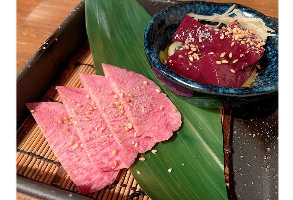 百合華さんのインスタグラム写真 - (百合華Instagram)「大阪のミナミにある焼肉屋さん『焼肉みやした』でディナータイム💕﻿ ﻿ 焼き係をしてくれたお友達が火入れの魔術師なので、焼き上がったお肉のフォルムがとっても美しくて感動しちゃいました✨﻿ ﻿ 上質なお肉を１枚ずつ愛情を込めて丁寧に焼いていただき幸せ過ぎます❤️ ﻿ ﻿ 最後のお肉は宮下氏が焼いてくださったんだけど、お肉と向き合い過ぎてお顔が面白過ぎましたww🎶﻿ ﻿ #大阪﻿ #心斎橋﻿ #ミナミ﻿ #焼肉みやした﻿ #焼肉﻿ #焼肉屋さん﻿ #焼き肉﻿ #焼き肉屋さん﻿ #火入れ﻿ #魔術師﻿ #上質﻿ #幸せ﻿ #面白い﻿ #楽しい」12月19日 11時48分 - yurika.lovelily