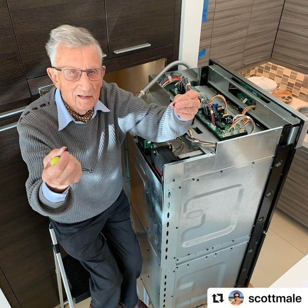 ジョン・バロウマンさんのインスタグラム写真 - (ジョン・バロウマンInstagram)「They Don’t Make-em Like They Used To... Ninety Four next month and repaired the oven that #GE @generalelectric couldn’t have fixed until January ( at a cost of over $600 ) Saved us from a microwaved turkey at Christmas! #fabulous #awesome #grandpa #fatherinlaw #Stirling jb」12月19日 11時49分 - johnscotbarrowman