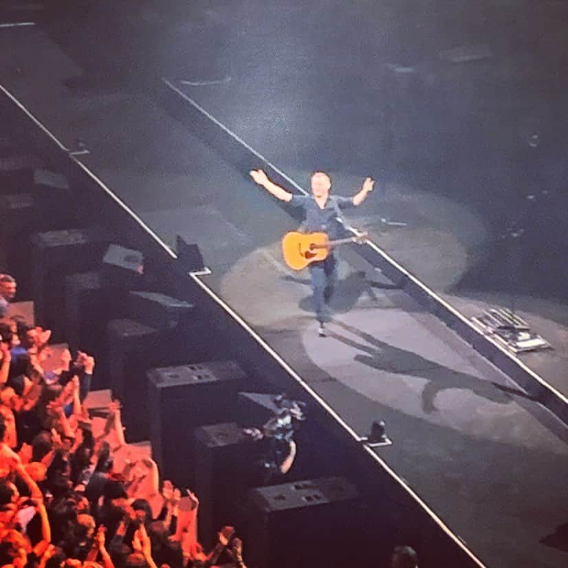 ブライアン・アダムスのインスタグラム：「#bryanadamsshinealight」