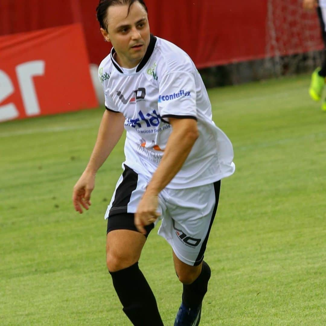 フェリペ・マッサさんのインスタグラム写真 - (フェリペ・マッサInstagram)「Obrigado @vanderv10 por mais um  ano organizar o futebol dos pilotos V10 ,no CT @saopaulofc . E mais do q isso , ver o sorriso no rosto das crianças que realmente precisam ,recebendo os presentes e se divertindo. Obrigado e que Deus abençoe muito 🙏🏻」12月19日 11時58分 - massafelipe