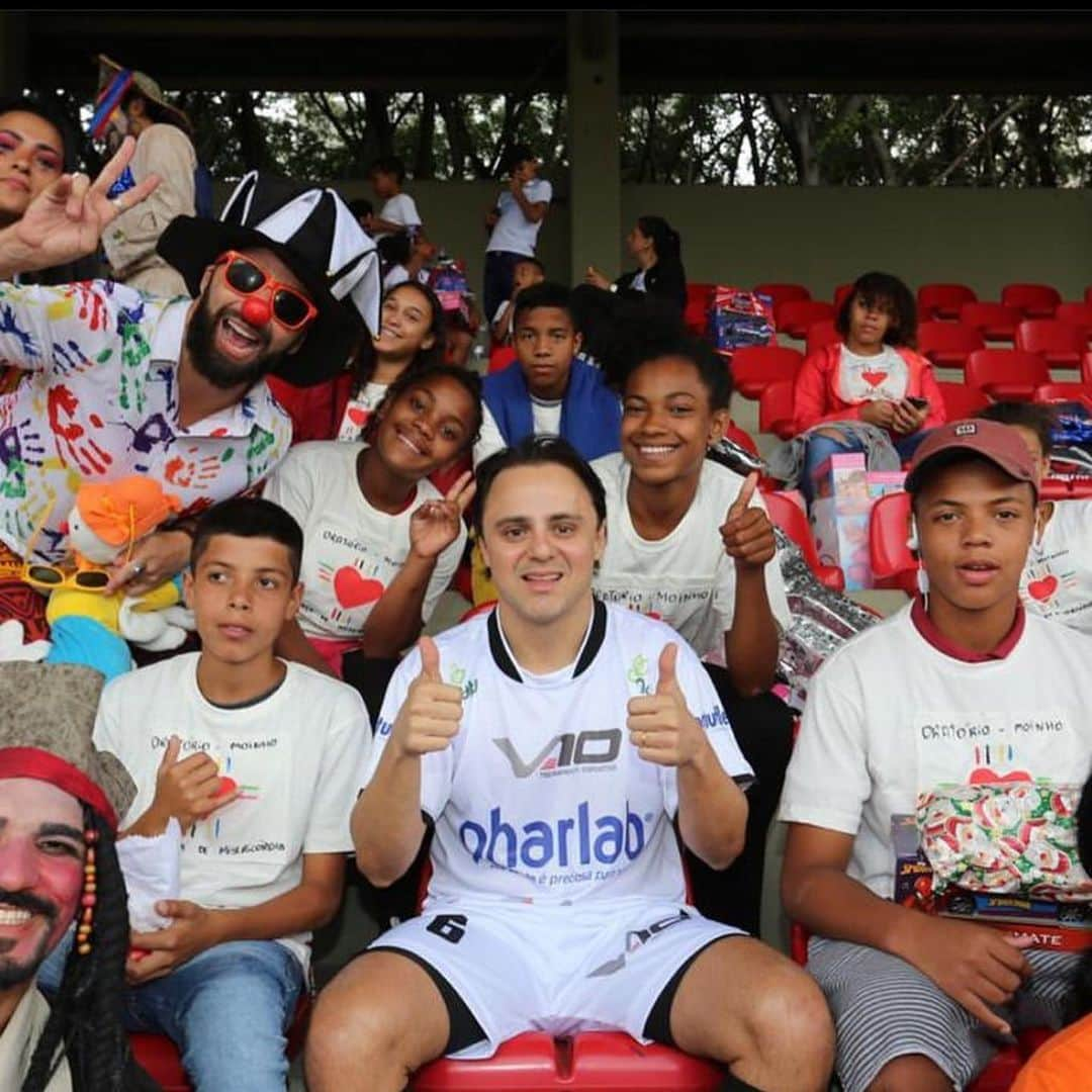 フェリペ・マッサさんのインスタグラム写真 - (フェリペ・マッサInstagram)「Obrigado @vanderv10 por mais um  ano organizar o futebol dos pilotos V10 ,no CT @saopaulofc . E mais do q isso , ver o sorriso no rosto das crianças que realmente precisam ,recebendo os presentes e se divertindo. Obrigado e que Deus abençoe muito 🙏🏻」12月19日 11時58分 - massafelipe