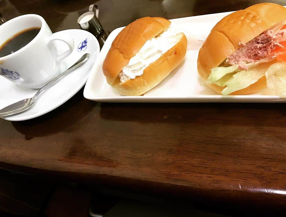 中野耕史のインスタグラム：「先日　#KissFMKOBE #4seasons でお話した元町の老舗喫茶店　#EVIAN のモーニング☕️ ロールパンのサンドが２つ付いて550円はお得♪ 旧友との会話にも花が咲きました😊」