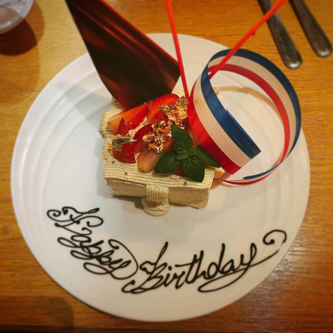 小峰みこさんのインスタグラム写真 - (小峰みこInstagram)「誕生日が近いお友達と、お祝いしてもらったときの🎂✨ 12/1はわたしの誕生日🧸🎁 . #mybirthday #birthdayparty #birthdaycake #お誕生日 #お誕生日会 #誕生日はケーキが食べられるから嬉しい #いちごの乗ってるケーキが大好き😋🍓 #深入快樂 #生日 #myfriends #友人」12月19日 12時00分 - mico_19911201