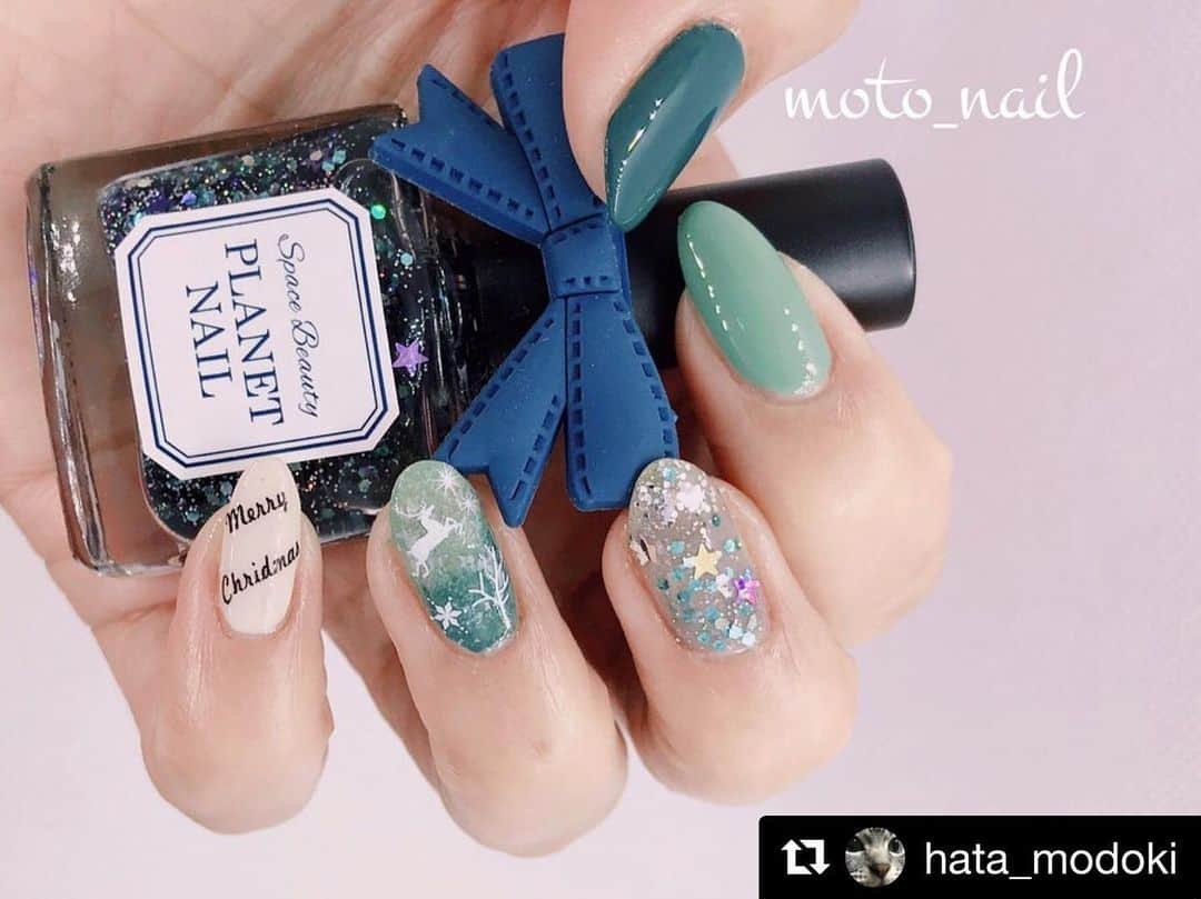 【PLANET NAIL（プラネット ネイル）】公式さんのインスタグラム写真 - (【PLANET NAIL（プラネット ネイル）】公式Instagram)「@hata_modoki さん PLANET NAIL Basic Line PLB13 #天空を操る飛行 を使用したクリスマスネイル🎄のご紹介ありがとうございます💅 ・ #Repost @hata_modoki with @get_repost ・・・ 週中の。 #もうすぐXmasネイル  えーと…何回目かな…🙄 ✴︎ カラーを決められずもやもやしていたら… よしえちゃん @yoshie.99 助け船🛥を出してくれましたっ‼︎ motoのイメージがグリーンって✨ 素直に…グリーンにしました(〃ω〃) はっきりグリーンは久しぶりな気がする〜♬ この濃いグリーン…ビリジアンすごく好き‼︎ 絵の具にあった🎨けど…何でグリーンじゃなくビリジアンなのか…ん？去年もこの話したかな🙄……歳💦 ✴︎ ダイソーのシールで今回もトナカイ祭り トナカイ祭りの下は超テキトーにポリを筆のままシャっシャっと塗って… スポンジでぱふぱふ… ぼかすのにオフホワイトをスポンジぽんぽん 右手にはシルバーをちょちょっとのせ。 右手親指は #ナミエシール 中指隠すのに頑張ってるから🤣目立つシール使ってみた♬ 危うく全指に何かする所だった〜🤣 ⚫︎ ● #PLAYNAIL #72 #69 #61 #36 #PLANETNAIL #13天空を操る飛行 ● ⚫︎ 195💅 #セルフネイル#selfnail #nailstagram#ポリッシュネイル#ネイル好きな人と繋がりたい#セルフネイラーさんと繋がりたい#セルフネイル部#myreco#私のTRILLpic #ディネット#Nailpic#美爪目指す#下手だけど#好きなんだもん」12月19日 12時01分 - planet.jp