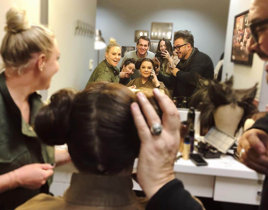 メリッサ・マッカーシーさんのインスタグラム写真 - (メリッサ・マッカーシーInstagram)「It’s takes a village, Princess Leia buns and a Cats wig to guest host the @latelateshow」12月19日 12時06分 - melissamccarthy