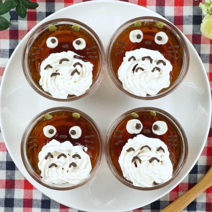 MABRE [マーブル] 笑顔を作るレシピのインスタグラム：「⠀ 人気ジブリキャラ😍⠀ トトロのコーヒーゼリー✨⠀ Totoro's coffee jelly💕⠀ ━━━━━━━━━━━━━━━━━━⠀ 人気ジブリ映画「となりのトトロ」のトトロのコーヒーゼリーを作ってみました🎶⠀ 材料も少なく複雑なことは一切なし👍⠀ 動画ではチョコペンで頑張りましたが、やっぱりスライスチョコの方が作りやすいと思いましたのでそちらがオススメです😄✨⠀ ⠀ 💡カットや盛り付ける瞬間など⠀ 💡動画を一時停止で見たい人は...🤔⠀ 💡Youtubeで「mabre キャラ弁」と検索してね🧚‍✨⠀ ━━━━━━━━━━━━━━━━━━⠀ 【材料】⠀ ・ホットコーヒー 400cc⠀ ・水 50cc⠀ ・砂糖 大さじ4⠀ ・粉ゼラチン 5g⠀ ・チョコペン (白と黒)⠀ ・かぼちゃの種 8粒⠀ ・生クリーム 適量⠀ ⠀ 【作り方】⠀ ① 粉ゼラチンを水でふやかす⠀ ⠀ ② ホットコーヒーに砂糖とゼラチンを溶かす⠀ ⠀ ③ 器に入れ、固まるまで約1時間ほど冷蔵庫で冷やす⠀ ⠀ ④ 固まりましたら生クリームでお腹を描く⠀ ⠀ ⑤ 白のチョコペンで白目を描く⠀ ⠀ ⑥ 黒のチョコペンで黒目、鼻、ひげ、お腹の模様を描く⠀ ⠀ ⑦ 最後は耳のかぼちゃの種をつけて完成⠀ ━━━━━━━━━━━━━━━━━━⠀ MABREではキャラ弁を作る皆様からの投稿をお待ちしております😊⠀ ⠀ #マーブルレシピ と付けるだけ👍✨⠀ 投稿してくれた方は⠀ Instagramでの投稿やストーリーだけではなく⠀ Twitter、Facebook、公式webサイトでも紹介させていただきます🧚‍✨」