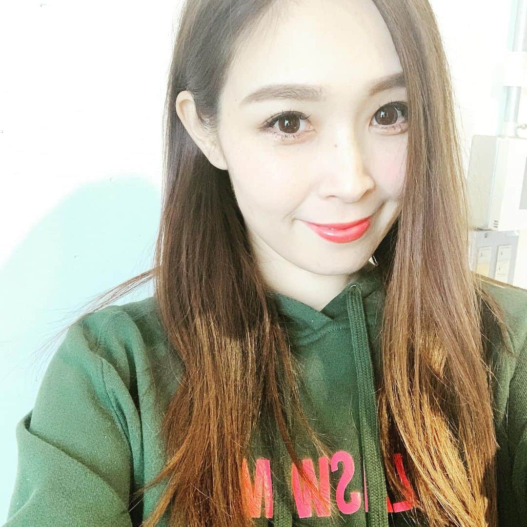 愛内里菜のインスタグラム：「13時から﻿ 生配信アプリの17の配信します‼️‼️﻿ ﻿ 今日はリクエスト頂いていた﻿ BoA「メリクリ」﻿ SPEED『White Love』﻿ 歌います！﻿ ﻿ 1時間ほどの配信になります😌✨✨🎄」