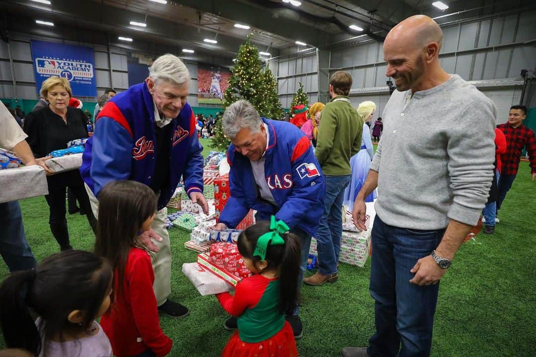 テキサス・レンジャーズさんのインスタグラム写真 - (テキサス・レンジャーズInstagram)「Let the holiday festivities begin! 🎄⚾️ #aheartforkids」12月19日 12時16分 - rangers