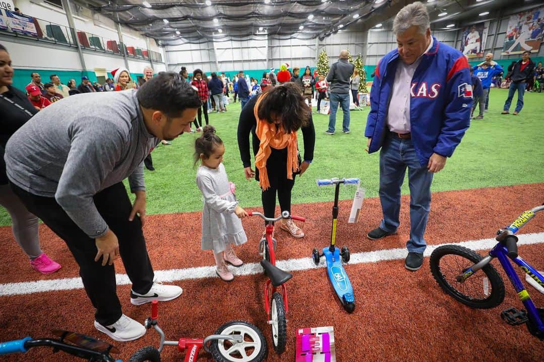 テキサス・レンジャーズさんのインスタグラム写真 - (テキサス・レンジャーズInstagram)「Let the holiday festivities begin! 🎄⚾️ #aheartforkids」12月19日 12時16分 - rangers