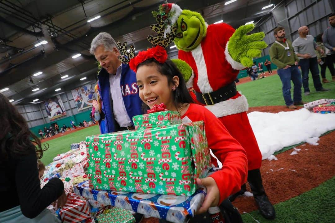 テキサス・レンジャーズさんのインスタグラム写真 - (テキサス・レンジャーズInstagram)「Let the holiday festivities begin! 🎄⚾️ #aheartforkids」12月19日 12時16分 - rangers