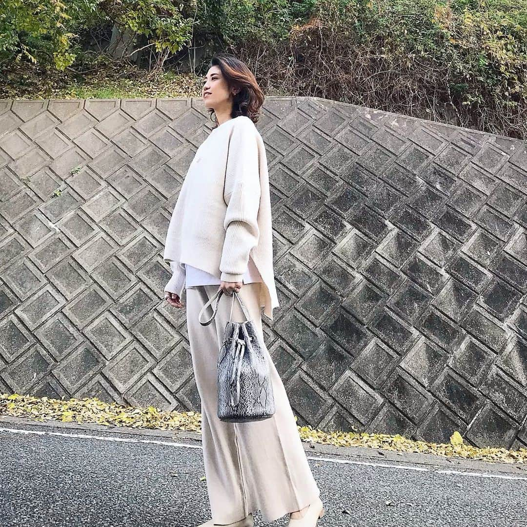 ryo0809appleさんのインスタグラム写真 - (ryo0809appleInstagram)「#coordinate ・ ・ ・ 袖がめちゃめちゃ長いニット🧶 くしゅくしゅって手の甲にかかる感じが可愛い😊 けど、家事には断然不向きです😂 ・ ・ とにかく今年はこんな色の組み合わせが気分。 だけど、この色の組み合わせばかり着てると飽きる…ってか、毎日同じ服？って思われちゃいそうだから、さすがにいつもいつもは着られない🤨 でも、流行りも気分も一時の物だし、飽きるくらいに着たもん勝ちなのかもなぁ。 ・ ・ ・ #服記録 #先日のコーデ #いつコ #プチプラコーデ #プチプラファッション  #ママコーデ  #ママファッション  #アラフォーコーデ  #40代コーデ  #アラフォーママ  #kaumo_fashion  #locari  #ponte_fashion  #mineby3mootd  #ママスタ冬コーデ  #エクリュコーデ #coca_code」12月19日 12時18分 - ryo0809apple