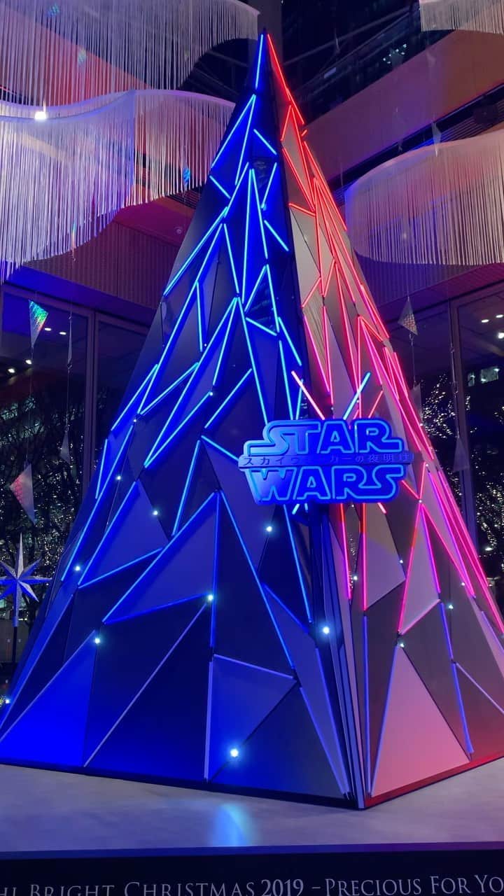 のインスタグラム：「丸の内で開催中！『スター・ウォーズ』のツリーを見てきました。  最前列、近すぎてびっくり😂」
