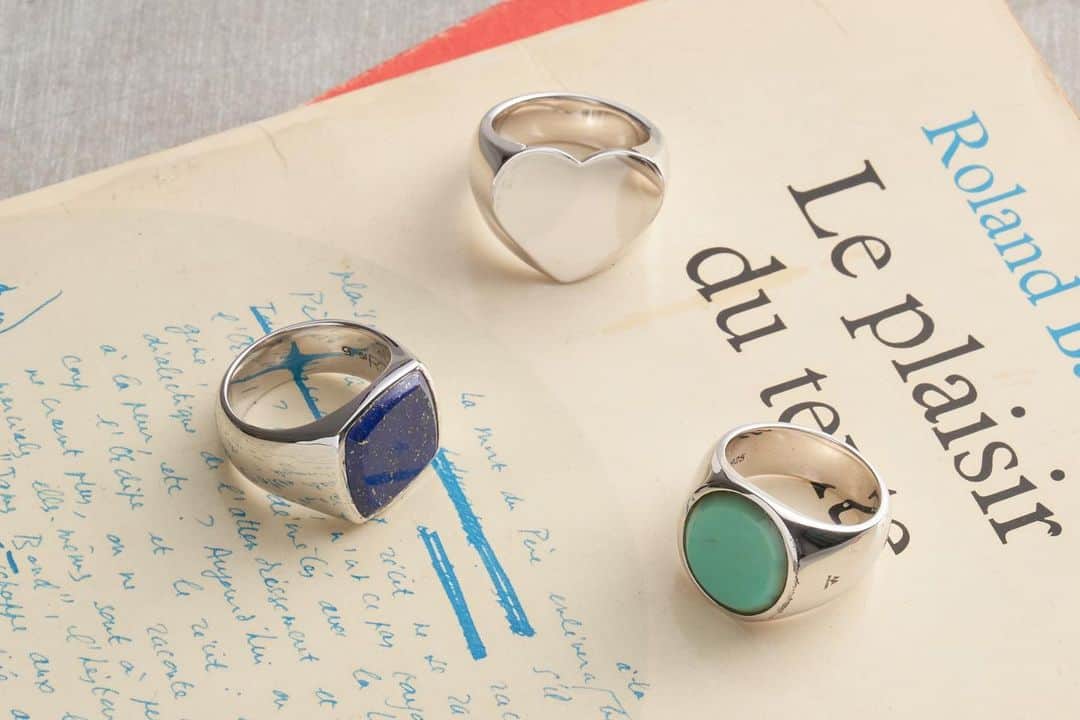 MAISON DE REEFURのインスタグラム：「. 【HOLIDAY GIFT】 . ホリデーシーズンに贈りたい、ギフトたち。 ホリデーシーズンに、感謝をこめて。 . TOMWOOD（トム ウッド）は、ノルウェー発のアクセサリーブランドです。 . ユニセックスでエッジのきいたモダンなデザインのアクセサリーを多く展開しており、性別問わず、様々な世代の方に愛されているブランドです。 . 【展開店舗】 博多店・OFFICAL WEB SHOP . #maisondereefur #gift #horidaygift #xmasgift #tomwood #メゾンドリーファー #ギフト」