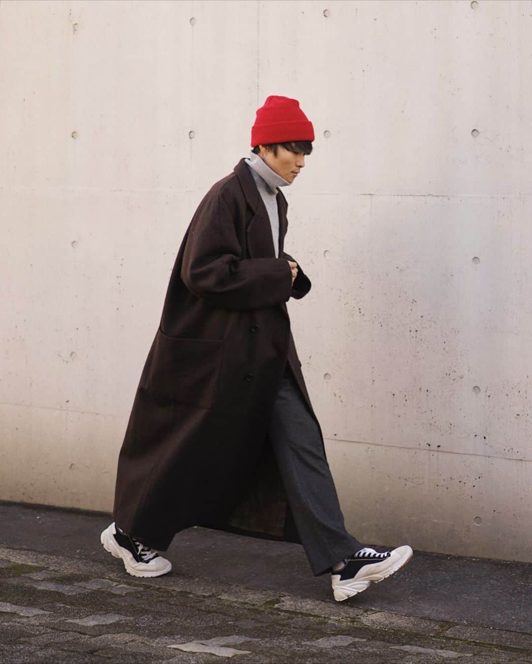 Ryoさんのインスタグラム写真 - (RyoInstagram)「ㅤㅤㅤㅤㅤㅤㅤㅤㅤㅤㅤㅤㅤ ブラウン、グレーの差し色に赤です🔥 暗めのコートばかりだからアクセントアイテムに小物は合わせやすい🙆‍♂️ ㅤㅤㅤㅤㅤㅤㅤㅤㅤㅤㅤㅤㅤ cap:#unused coat:#basisbroek  sweat:#sunsea pants:#sunsea shoes:#ion」12月19日 12時26分 - ryo__takashima