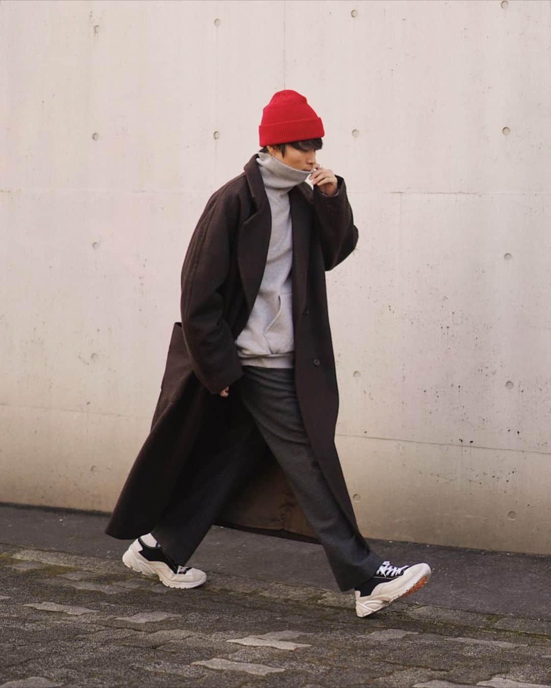 Ryoさんのインスタグラム写真 - (RyoInstagram)「ㅤㅤㅤㅤㅤㅤㅤㅤㅤㅤㅤㅤㅤ ブラウン、グレーの差し色に赤です🔥 暗めのコートばかりだからアクセントアイテムに小物は合わせやすい🙆‍♂️ ㅤㅤㅤㅤㅤㅤㅤㅤㅤㅤㅤㅤㅤ cap:#unused coat:#basisbroek  sweat:#sunsea pants:#sunsea shoes:#ion」12月19日 12時26分 - ryo__takashima
