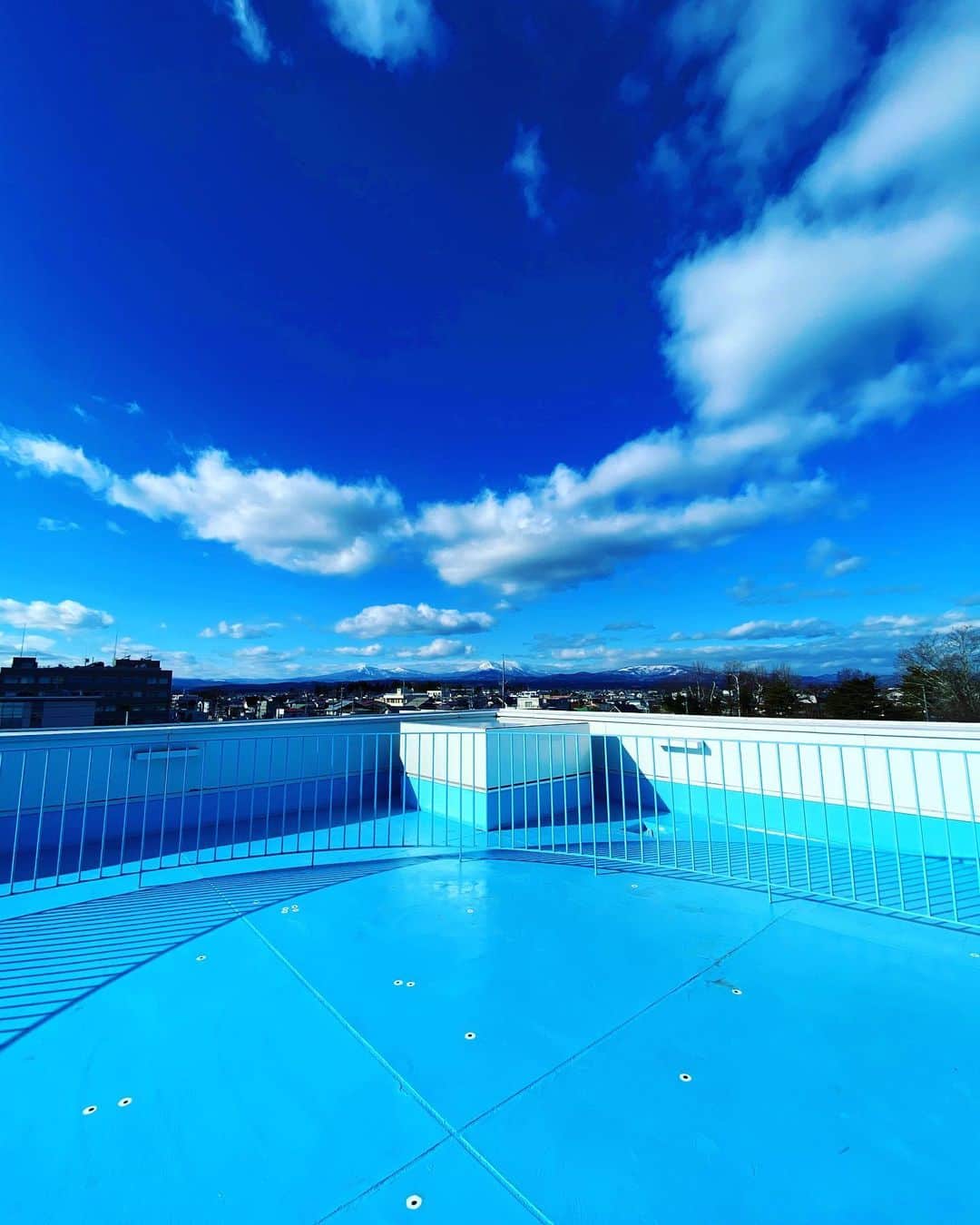 谷川じゅんじさんのインスタグラム写真 - (谷川じゅんじInstagram)「Blue on blue. “Mirror” by Federico Herrero.  青く澄み渡った空は周囲の山々と溶けあい境界は溶けていく。#towadaartcenter #goodvibesonly #goodneighbors #aomoristyle #towadalife #thisisaomori #thisisjapan」12月19日 12時27分 - junjitanigawa