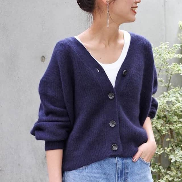 トライセクトさんのインスタグラム写真 - (トライセクトInstagram)「【journalstandard relume】 🧶 Pick up item “ knit cardigan ”🧶﻿ ﻿ 冬の主役のニットだからこそ、そろえたいバリエーション。今から買い足すならカーディガンがおすすめ☺︎﻿ ﻿ プルオーバーとしてはもちろん、Tシャツとレイヤードしたり、肩から掛けたりと、コーディネートに幅を与えてくれる頼れる1着です💞﻿ ﻿ ロングシーズン取り入れることができるアイテムだからこそ今の時期にgetして✔︎﻿ ﻿ ﻿ Tao to check item...📝﻿ ﻿ ﻿ #knit﻿ #knitcardigan﻿ #cardigan #khaki #skirt #pullover #beige #shoes  #oversizeknit﻿ #fahion﻿ #bag #relumeladys﻿ #fur #journalstandardrelume﻿ #baycrews﻿」12月19日 12時28分 - baycrews