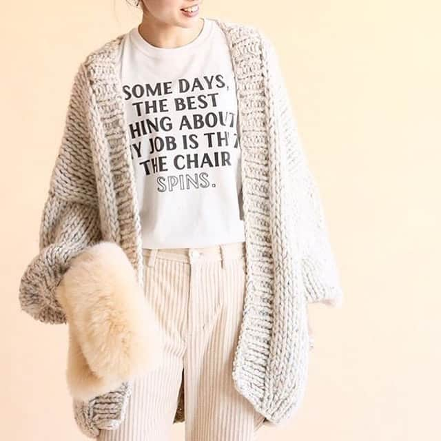 トライセクトさんのインスタグラム写真 - (トライセクトInstagram)「【journalstandard relume】 🧶 Pick up item “ knit cardigan ”🧶﻿ ﻿ 冬の主役のニットだからこそ、そろえたいバリエーション。今から買い足すならカーディガンがおすすめ☺︎﻿ ﻿ プルオーバーとしてはもちろん、Tシャツとレイヤードしたり、肩から掛けたりと、コーディネートに幅を与えてくれる頼れる1着です💞﻿ ﻿ ロングシーズン取り入れることができるアイテムだからこそ今の時期にgetして✔︎﻿ ﻿ ﻿ Tao to check item...📝﻿ ﻿ ﻿ #knit﻿ #knitcardigan﻿ #cardigan #khaki #skirt #pullover #beige #shoes  #oversizeknit﻿ #fahion﻿ #bag #relumeladys﻿ #fur #journalstandardrelume﻿ #baycrews﻿」12月19日 12時28分 - baycrews