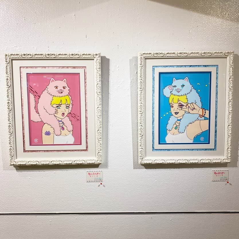 のインスタグラム：「そして昨日の夜 竹井千佳さんの個展へ行きました💕 猫ちゃんシリーズキャワワワワ💕 いっぱい千佳ちゃんとお話できて めちゃくちゃ楽しかったです❤️ 年下なのに私よりお姉さんな感じで いつも元気をくれる！ 昨日嫌なことあって怒りモードだったけど、千佳ちゃんがズバッと素敵な言葉をくれたので、怒りが真っ二つに斬られスッキリ✨ 千佳ちゃんパワー最高です🥰 25日まで 表参道スペースユイで開催中✨ . #竹井千佳」