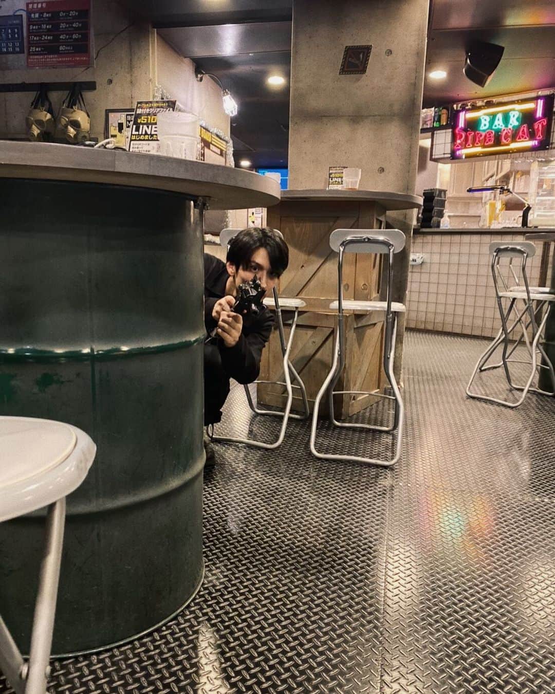 長瀬貴博のインスタグラム：「脱出ゲーム面白いです。 作り込まれた世界観。 仲間と協力して謎を解く。 休憩時間にpubgごっこができる。 障害物からチラッと覗くやつやり方わからなくて負けがち。 脱出ゲーム面白いです。 脱出できたことは一度もありません。」