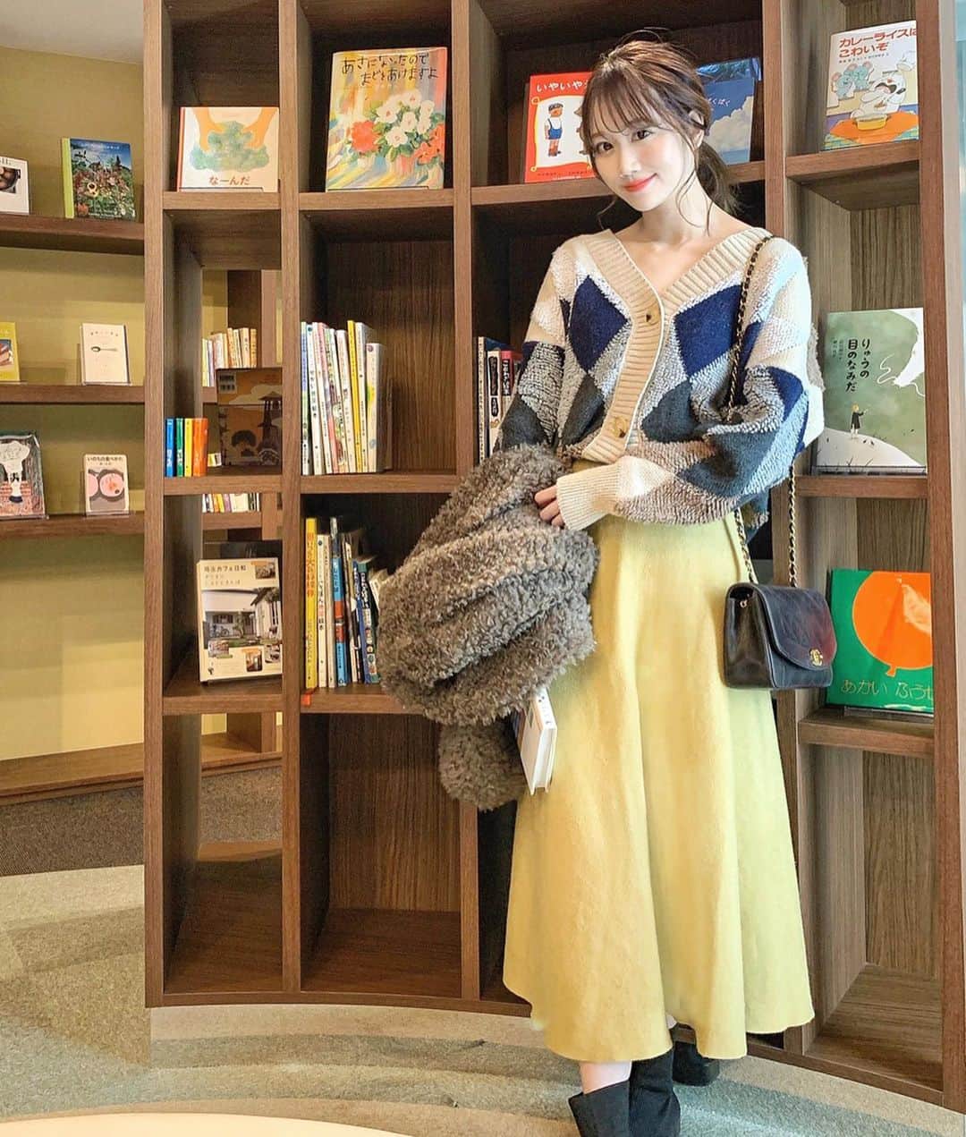 のインスタグラム：「今日は地域の赤ちゃん訪問員の方が家に来てくださって色々お話を聞いてくれました🥺 ありがたい〜🙏✨ その間👶がにっこにっこ愛想をふりまいてて笑った😂⠀ ⠀ 今日はお天気が悪くてお散歩行けないから家でたくさん遊ぼうね〜🥰⠀ ⠀ 写真は先日のコーデ♪ ニットカーディガンとスカートは @updeco_official のものです💓 アーガイル柄が昔から大好き🤤 ・ ・ ・ #コーデ#ママコーデ#ニット#ニットカーディガン#アーガイル#アーガイル柄#updeco#韓国ファッション#ロングスカート#プチプラ##プチプラコーデ#プチプラファッション#mamagirl#chanel#chanelbag#fifth」