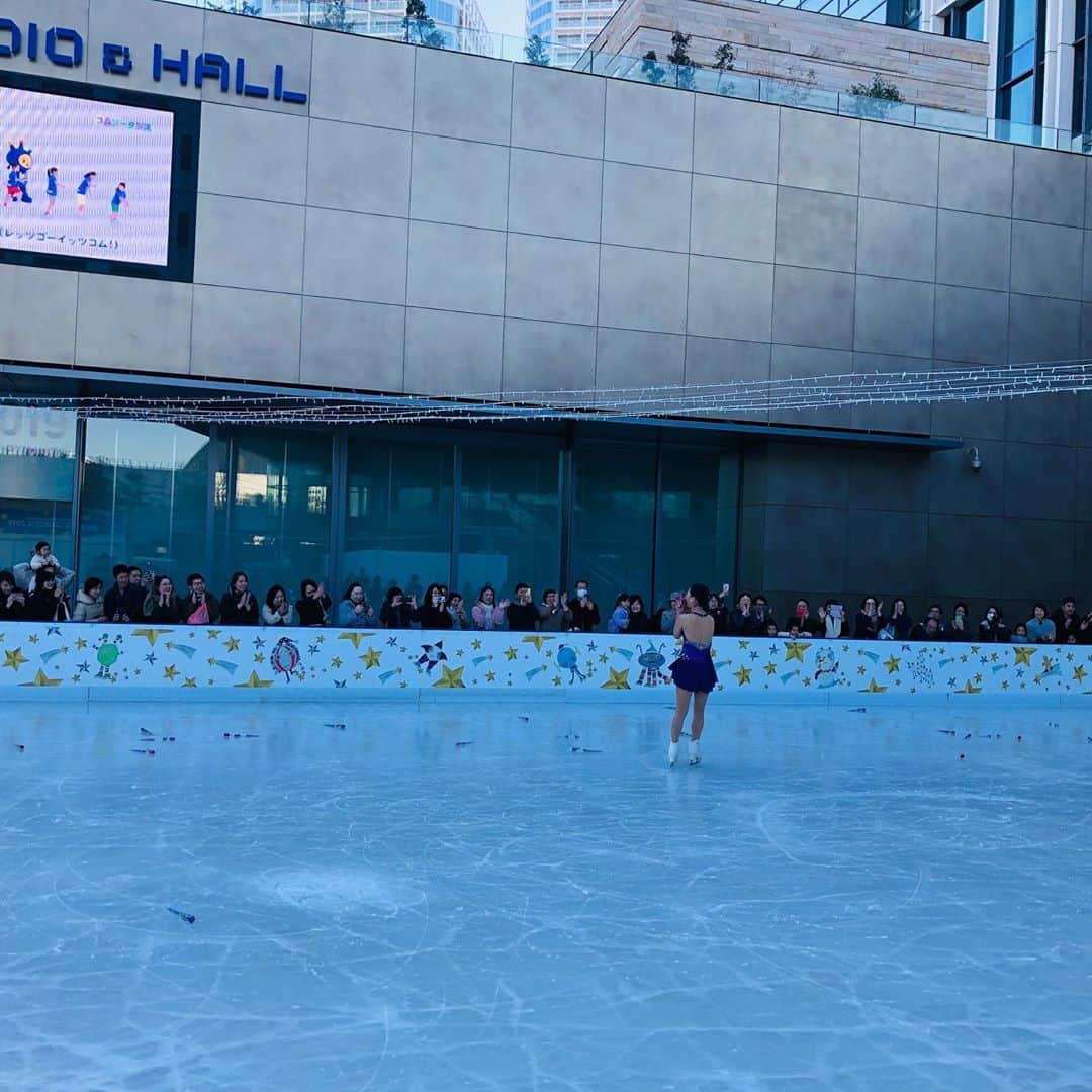 中家佐奈さんのインスタグラム写真 - (中家佐奈Instagram)「二子玉川ライズスケートガーデンのオープニングイベント。今年もオープンしました！！みんなが撮ってくれたら写真がイイ！！あっこちゃん素敵だったなーありがとう♡  3/1まで⛸遊びに来てね♪ . . #二子玉川 #二子玉川ライズスケートガーデン #ゲスト #鈴木明子 #MC #こにわ #どこ見てる #何があった #トークショー #辻馨 #お花 #ありがとう　笑 #みんな #笑顔 #素敵な写真 #載せきれないくらいある #Photo #田中美優 #そんごくうさん #フィギュアスケート #スケートリンク」12月19日 12時35分 - 37nky