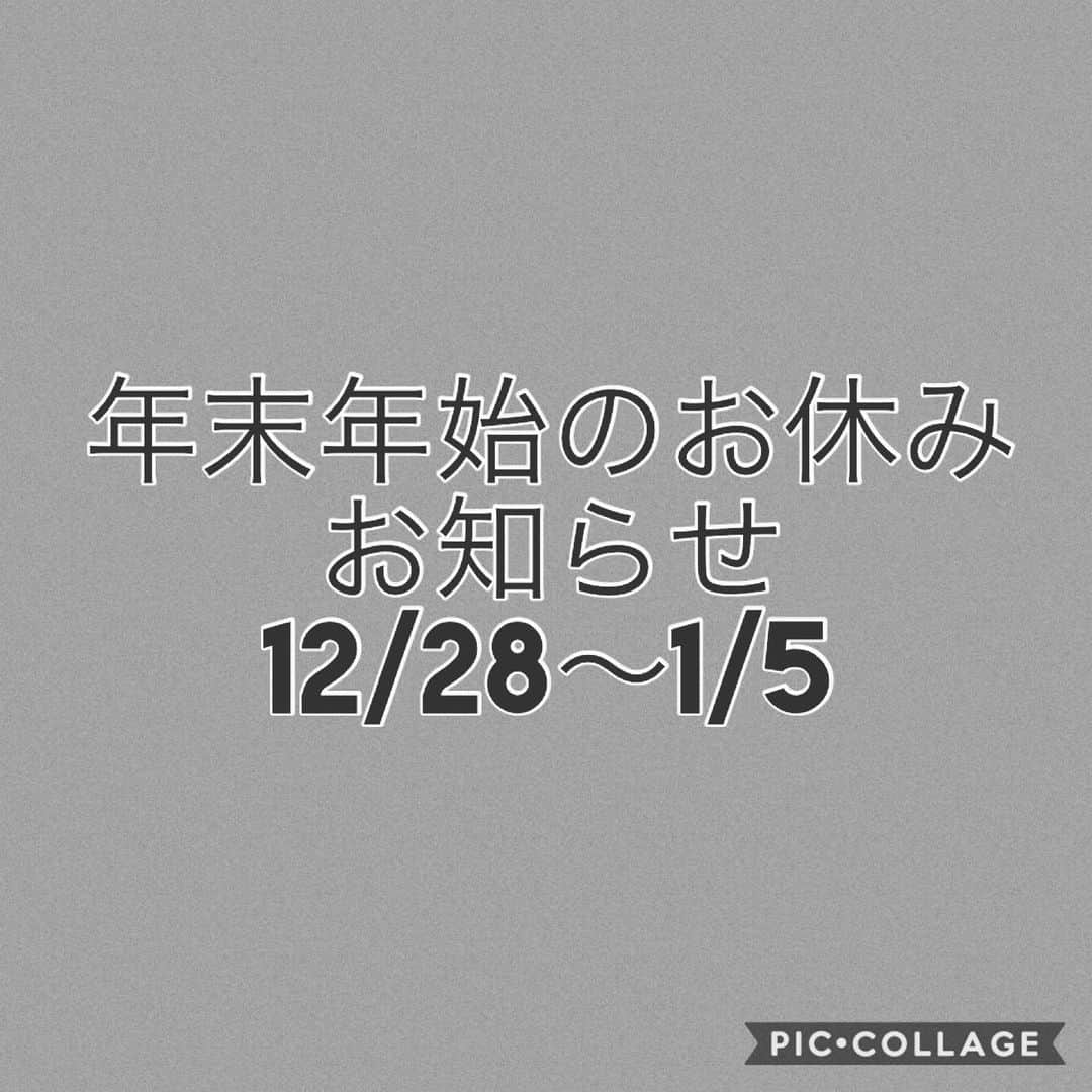 子供衣装レンタル専門店コハレのインスタグラム：「こんにちは🌞  コハレです☆ いつもご覧頂きありがとうございます😊  もう12月も残すところあと12日となりましたね、、毎年早ーいと感じているスタッフAです💦  年末年始のお休みのお知らせをさせて頂きます。  12月28日土曜日から1月5日日曜日までコハレはお休みをいただきます🙇‍♀️ この期間中はお問い合わせにご対応できませんのでご了承くださいませ。  それに伴い年内のご注文の最終受付は12/26日中となり、最終発送日は12/27とさせて頂きますので、ご了承くださいませ😊 もし、年内にご注文頂きコハレ休業期間中の配達日をご指定頂きましても、早めに出荷しその日に届くように致しますのでご安心ください。 また、来年はご注文頂きました方より順次発送をさせて頂きますので、スケジュールに余裕を持ってご注文をお願いいたします＼(^ω^)／ また、ミンネも同じスケジュールとなっております。 ミンネは作品により在庫がない場合がございますので、お早めにご注文頂ければ助かります😆  ベビーアートはまだまだクリスマスやお正月のかわいいアートを楽しんで頂けますよ！ 初めてのクリスマス、お正月🎍寒くて、お出かけできない💦  おじいちゃん、おばあちゃんもご一緒に家族みなさんで楽しんで頂けるベビーアートです☆  #ベビーアート﻿ #コハレ﻿ #cohare﻿ #コハレキカク﻿ #寝相アート﻿ #ハーフバースデー﻿ #6ヶ月﻿ #赤ちゃん﻿ #赤ちゃんのいる暮らし﻿ #ベビー﻿ #ベビーフォト﻿ #ベビーアートレンタル﻿ #離乳食初期﻿ #男の子ママ﻿ #女の子ママ﻿ #新米ママ﻿ #男の子ベビー﻿ #女の子ベビー﻿ #モデル撮影﻿ #明石市﻿ #こんにちは赤ちゃん﻿ #ミンネ﻿ #インテリア小物﻿ #ハンドメイド雑貨﻿ #ウッドバナー」