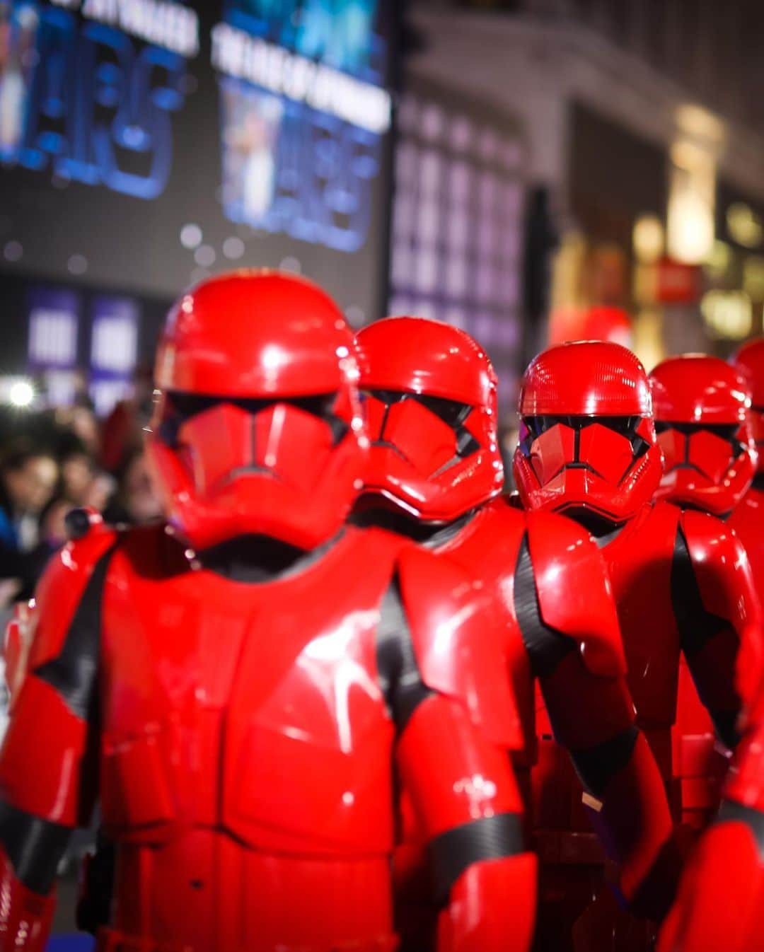 スター・ウォーズさんのインスタグラム写真 - (スター・ウォーズInstagram)「Check out photos from the London Premiere of #StarWars: #TheRiseOfSkywalker. Be the first to see it in theaters tomorrow night! (2 of 2)」12月19日 12時43分 - starwars