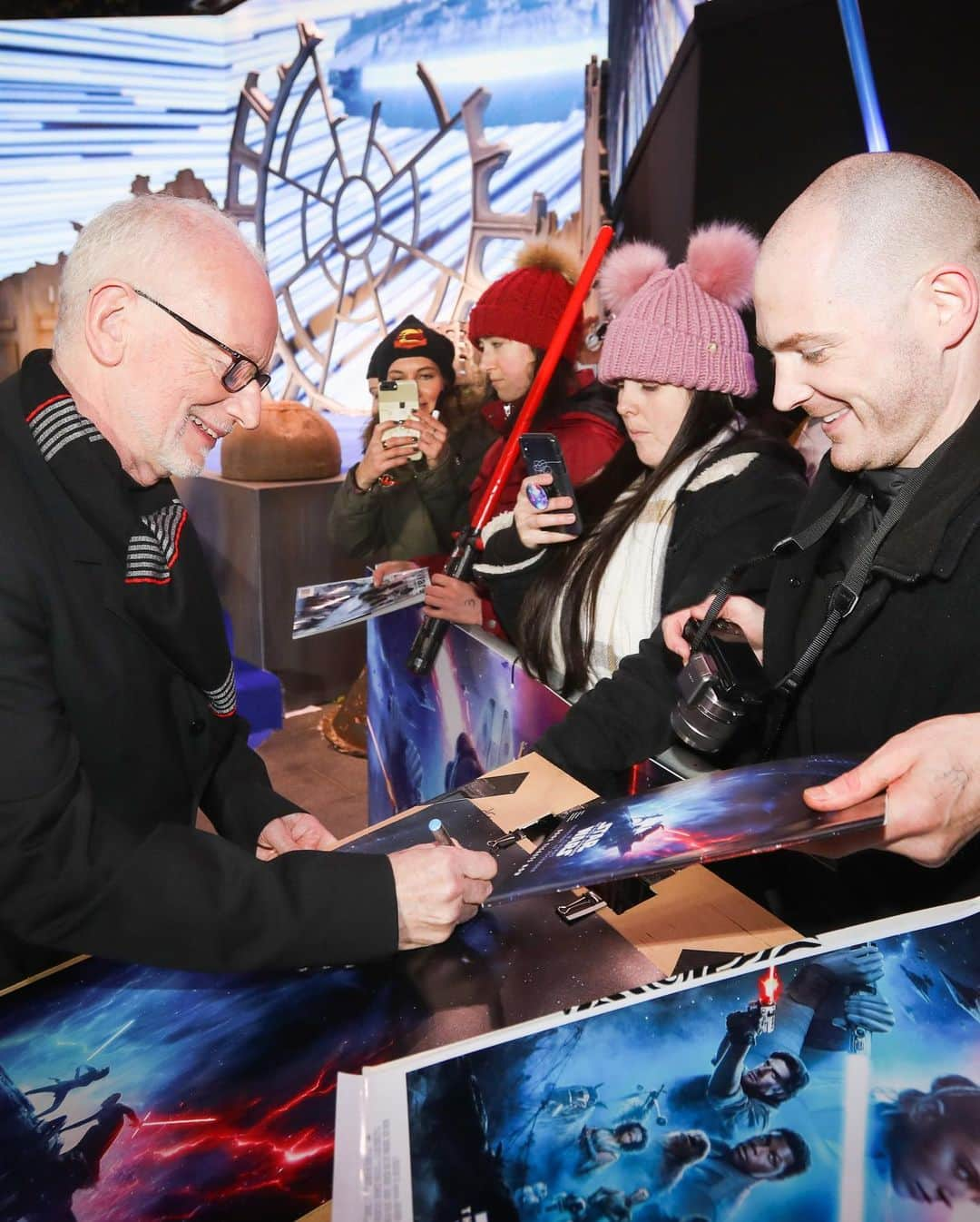 スター・ウォーズさんのインスタグラム写真 - (スター・ウォーズInstagram)「Check out photos from the London Premiere of #StarWars: #TheRiseOfSkywalker. Be the first to see it in theaters tomorrow night! (2 of 2)」12月19日 12時43分 - starwars