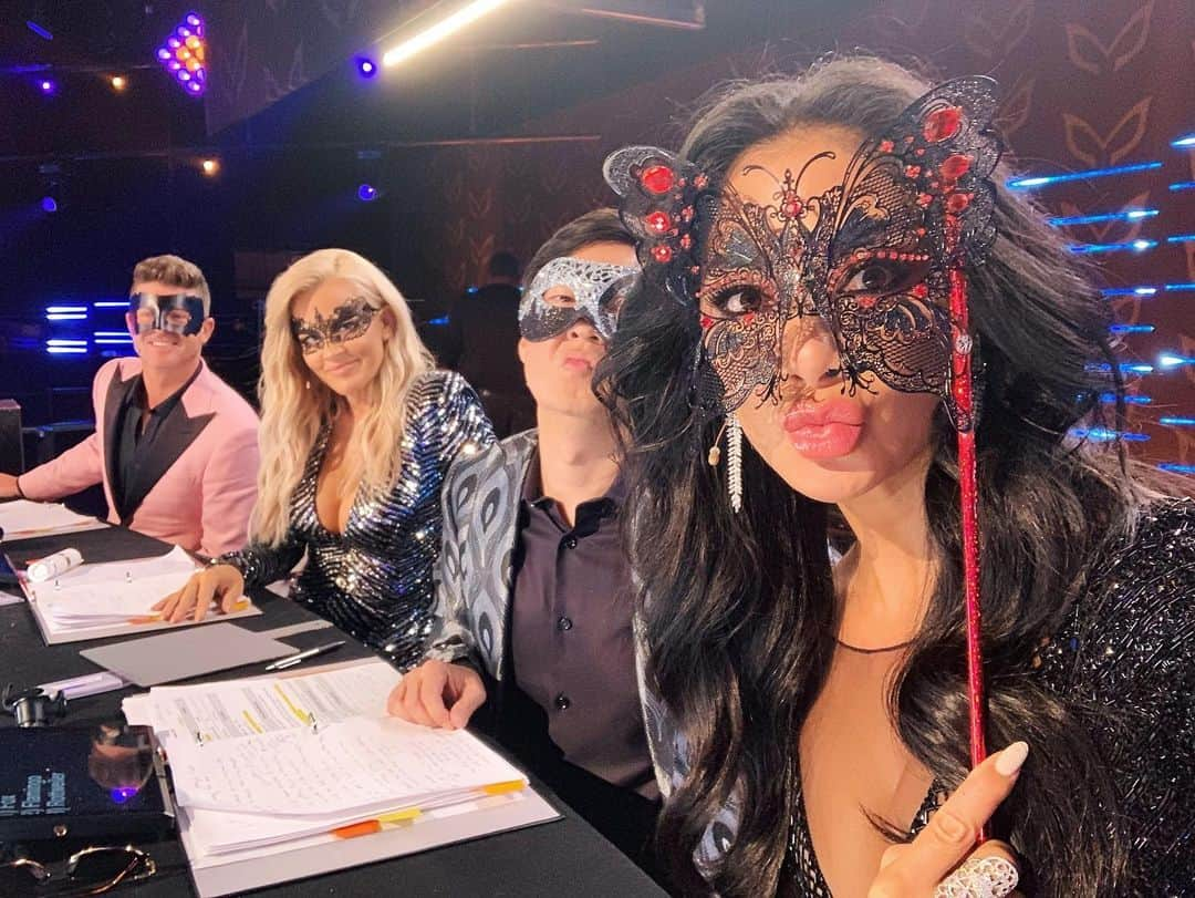 ニコール・シャージンガーさんのインスタグラム写真 - (ニコール・シャージンガーInstagram)「Can’t believe the finale of #TheMaskedSinger is here! Who’s watching tonight?! 💋❤️」12月19日 12時44分 - nicolescherzinger